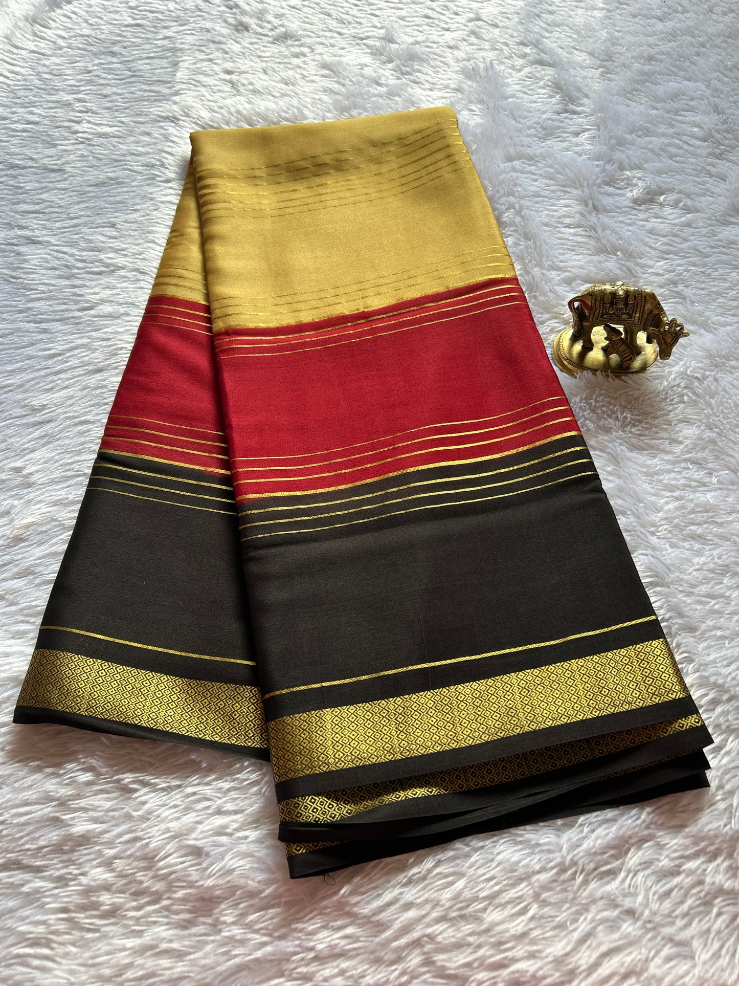 Trinetri (3D) : Dark beige-red-black