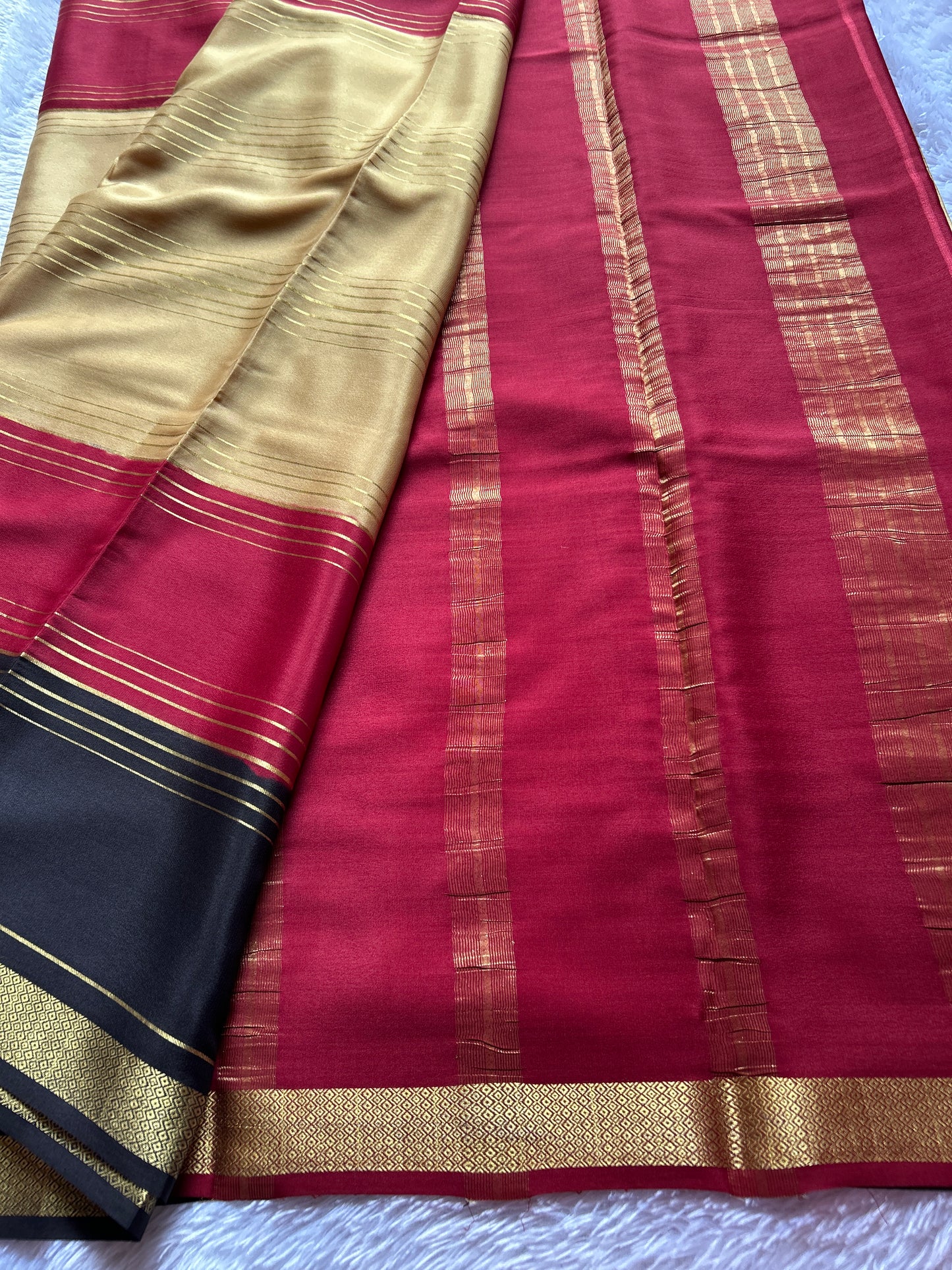 Trinetri (3D) : Dark beige-red-black