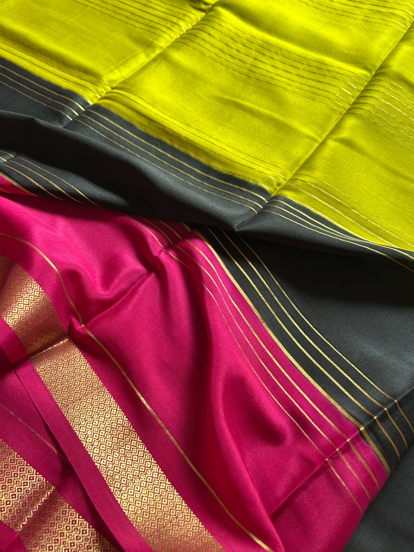 Trinetri (3D) : Olive green-black-pink