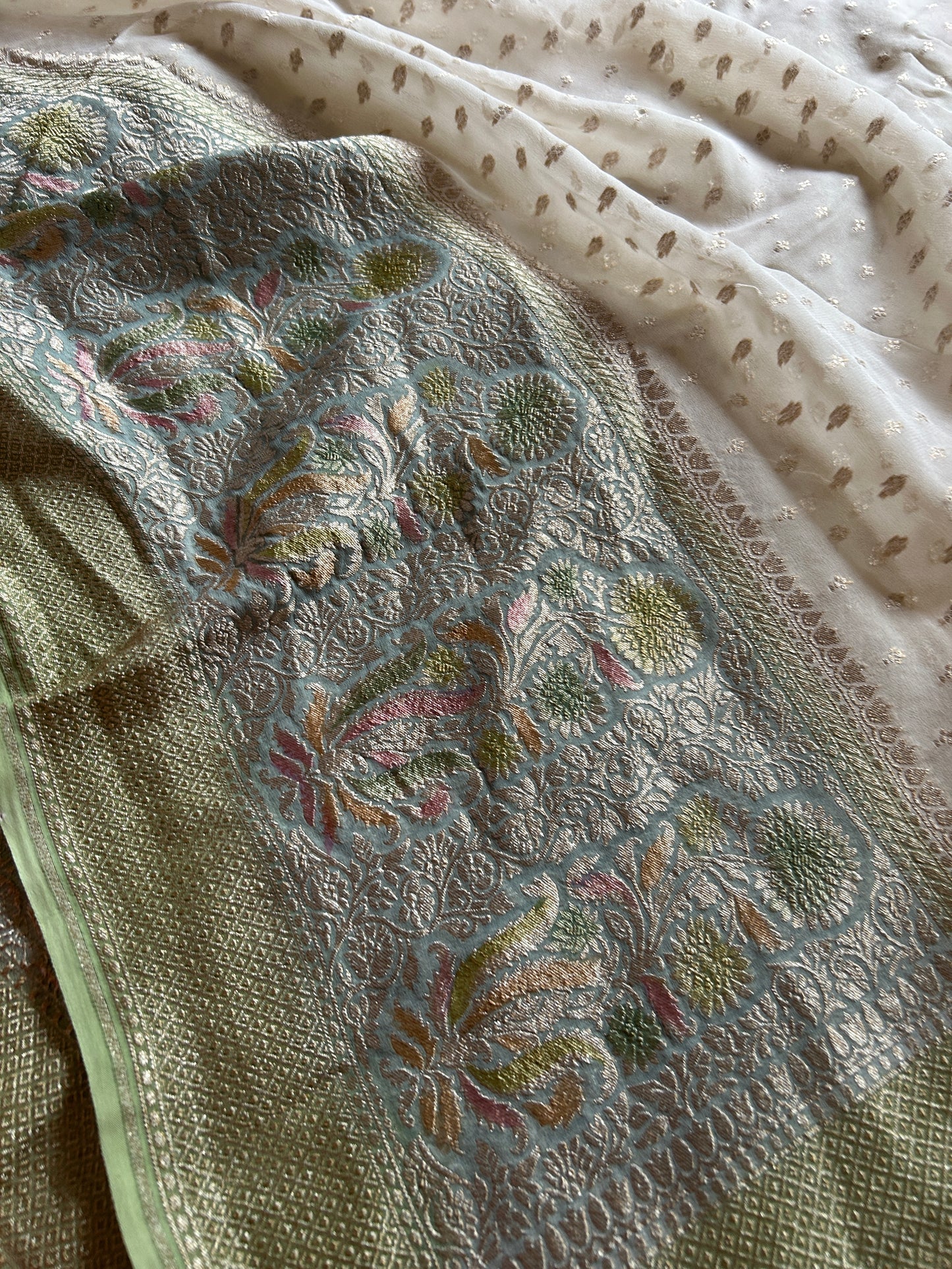 Pure Chiffon Georgette (2D) : Off white-pista green