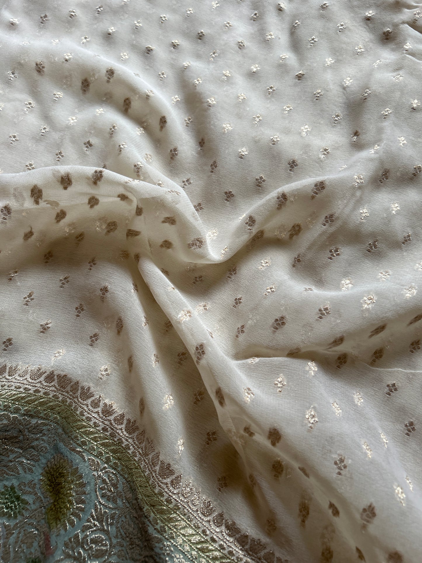 Pure Chiffon Georgette (2D) : Off white-pista green