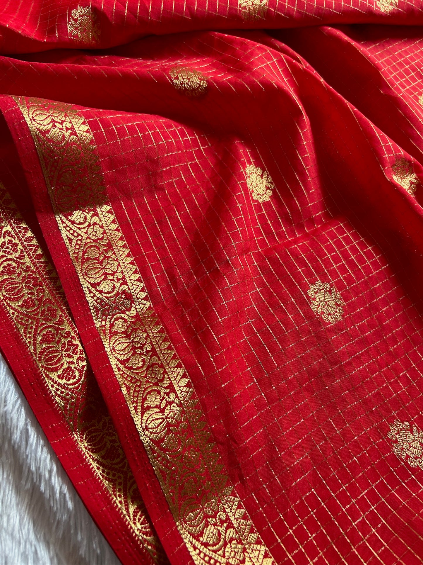 Semi Crepe : Solid Red