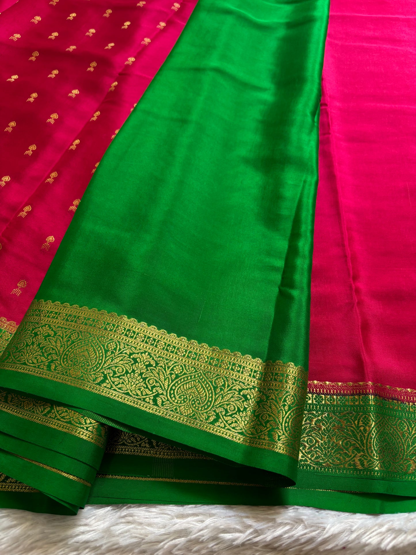 Soumya (2D) : Dark pink-leaf green
