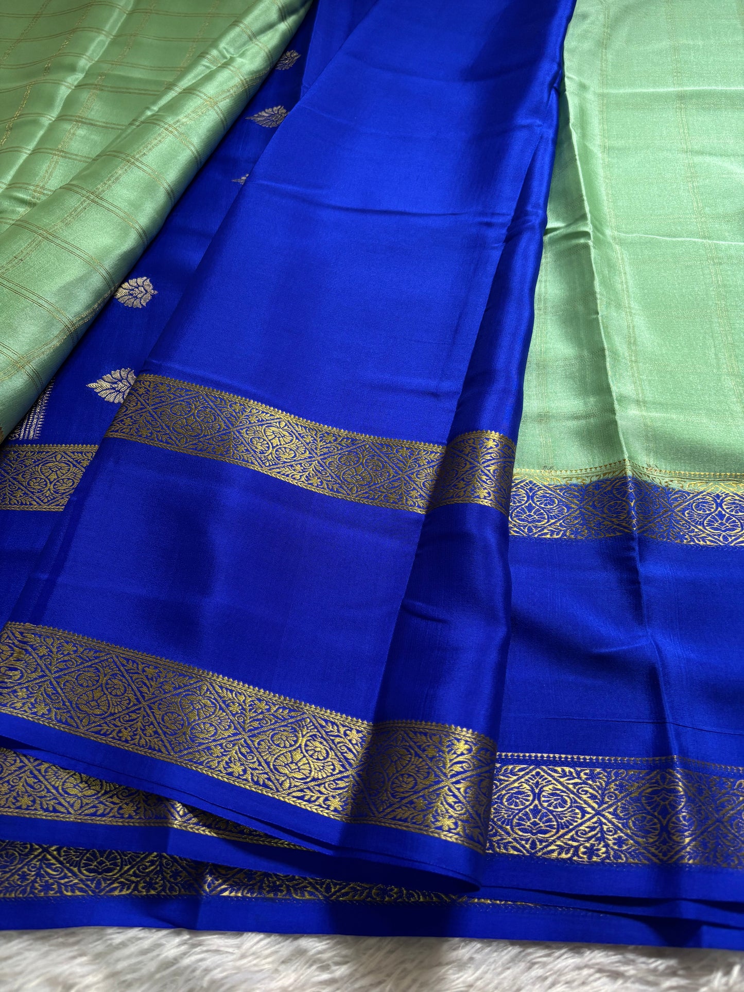 Vasudha (2D) : Mint green-royal blue
