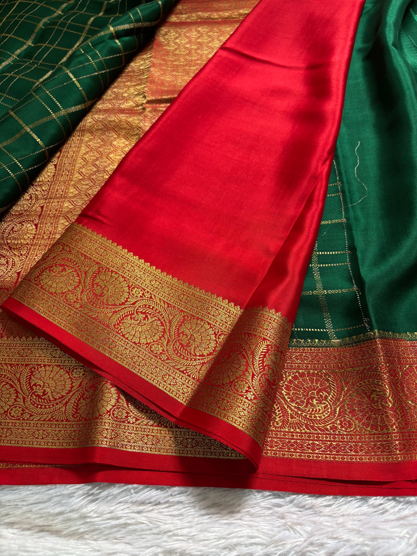Kusuma (2D) : Bottle green-red
