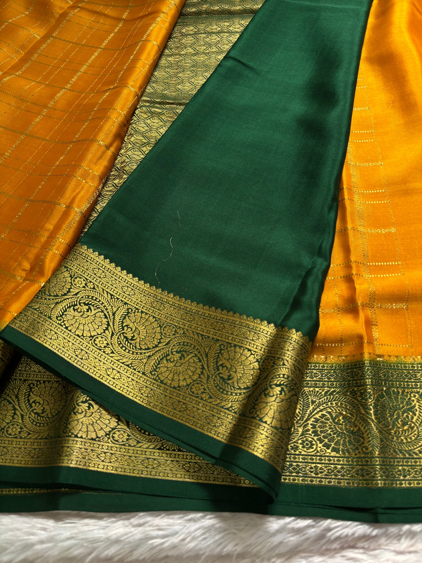 Kusuma (2D) : Golden yellow-bottle green