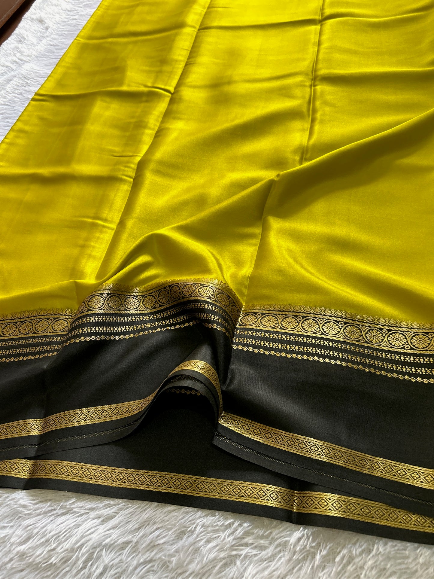 Daamini (2D): Olive-black