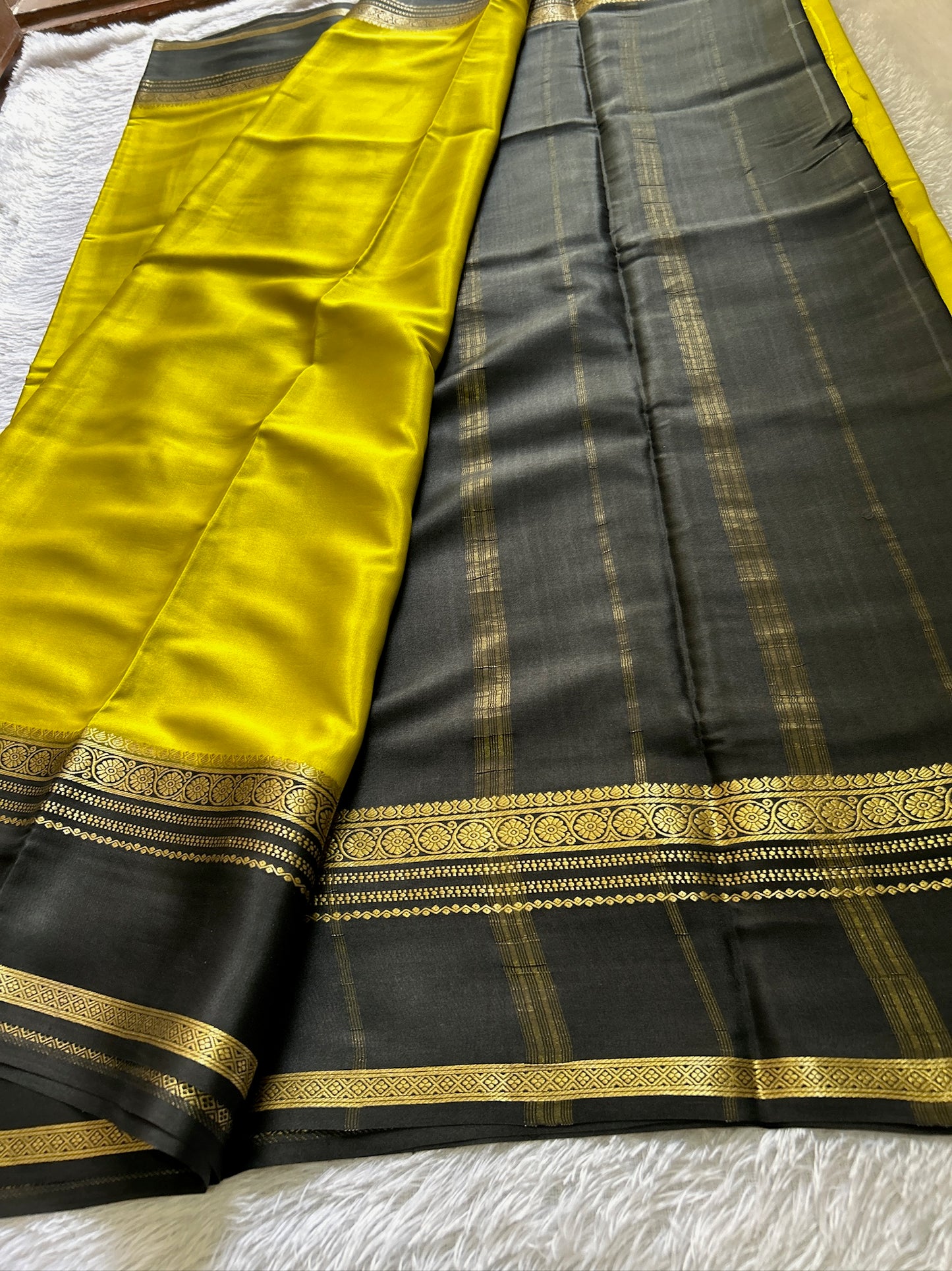 Daamini (2D): Olive-black