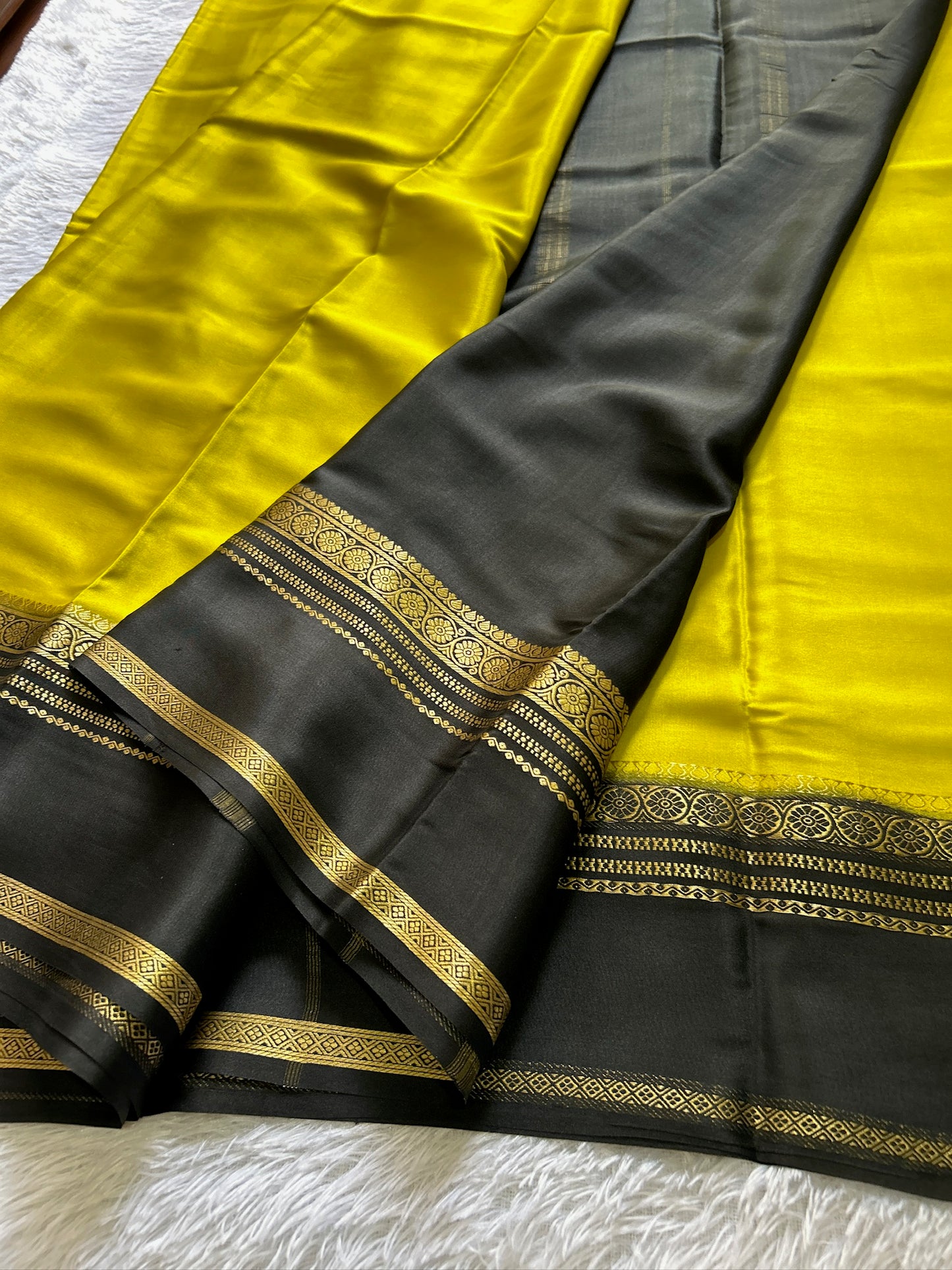 Daamini (2D): Olive-black