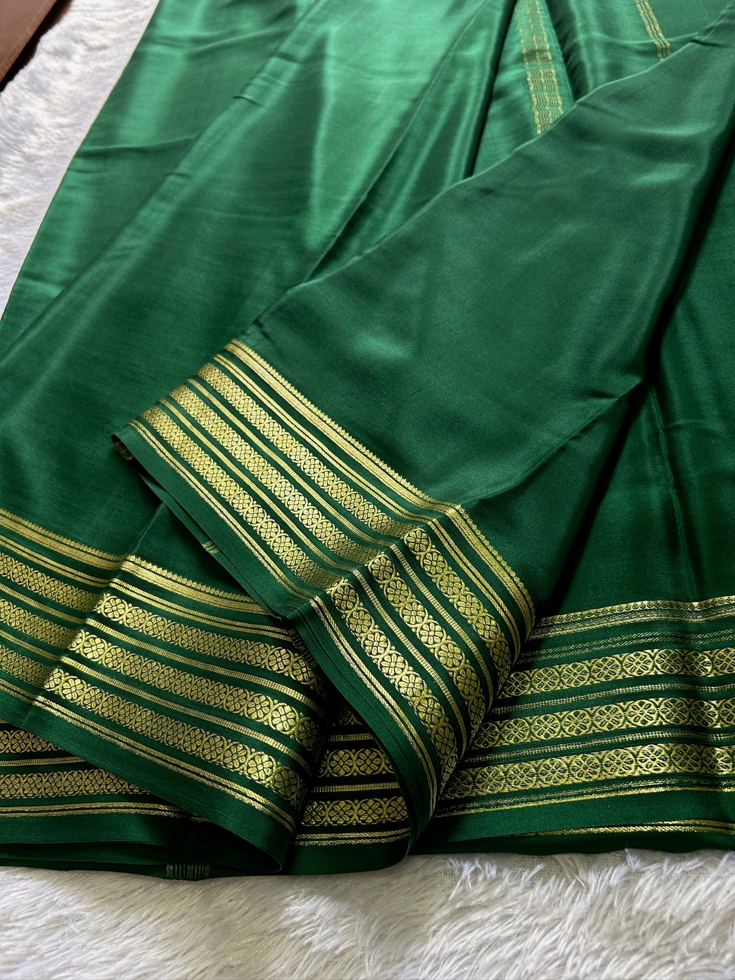 Pushpa : solid bottle green
