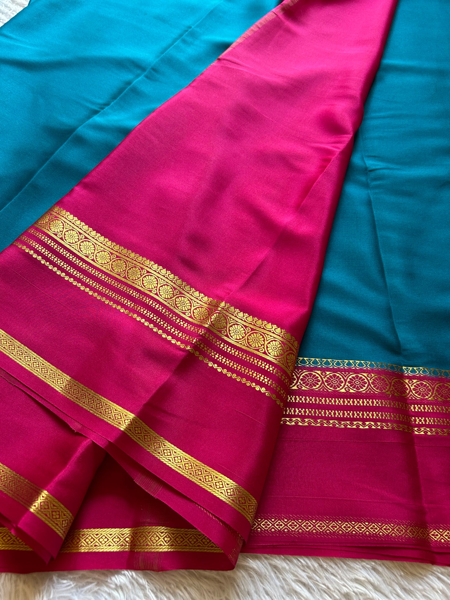 Daamini (2D) : Teal blue-pink