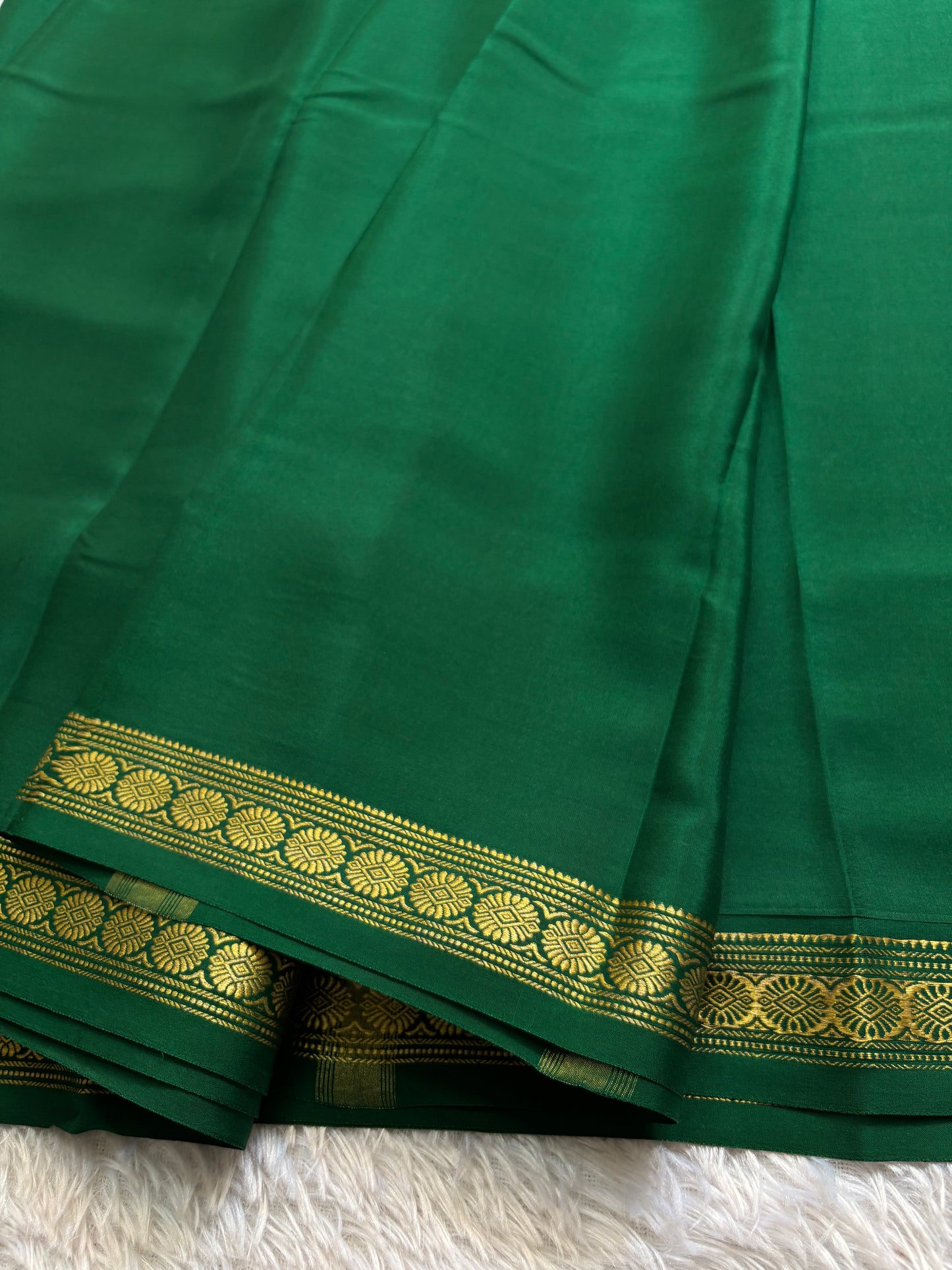 Chandrika : Solid Bottle green