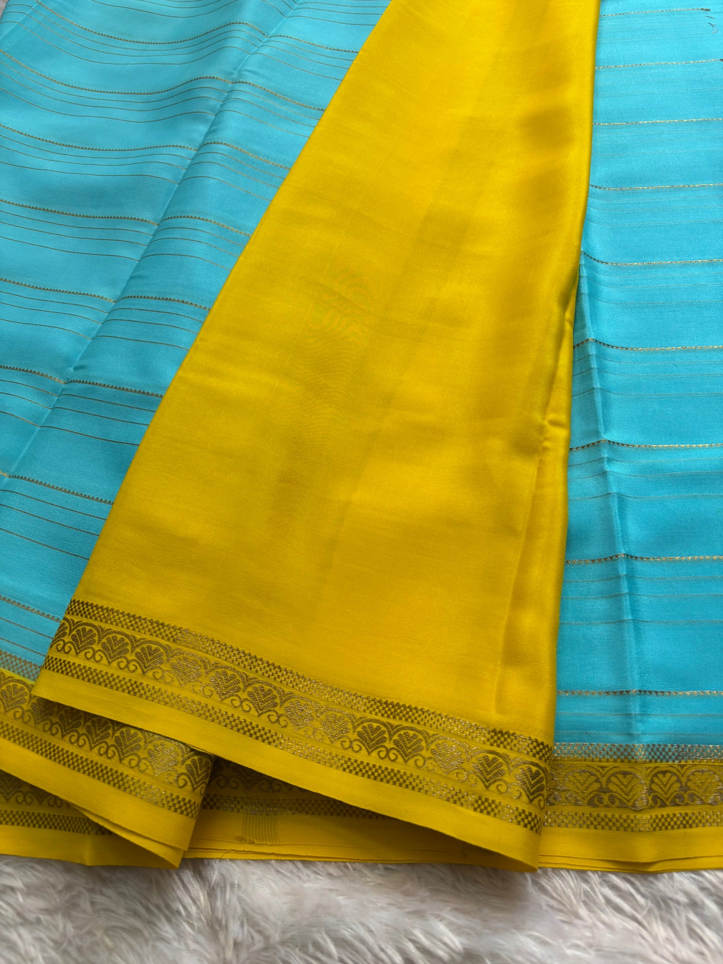 Sakshi (2D) : Sea blue-yellow