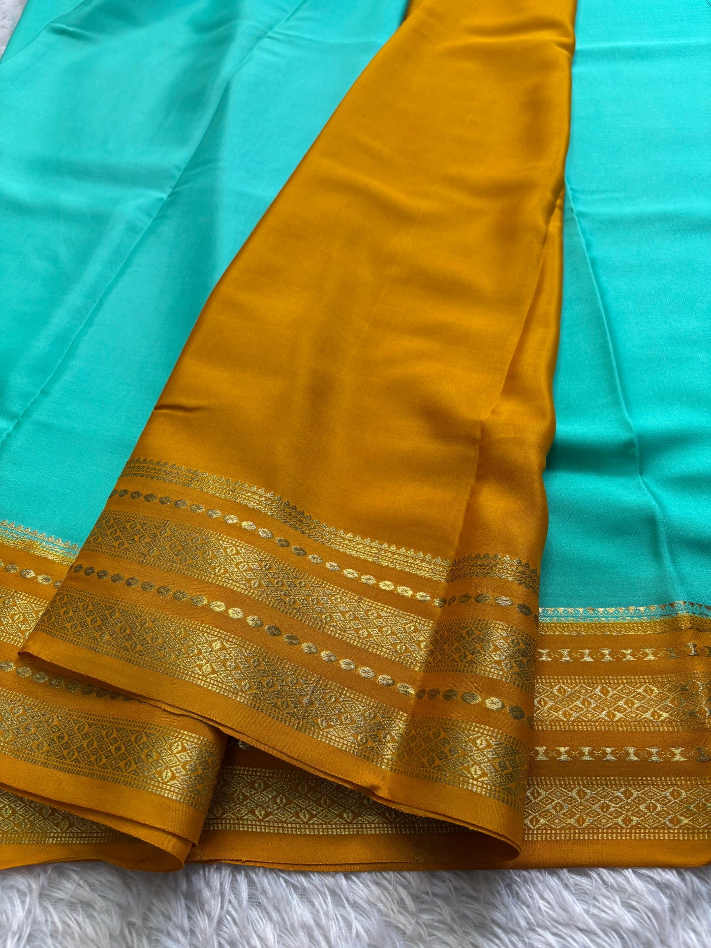 Sumana (2D) : Turquoise-golden yellow