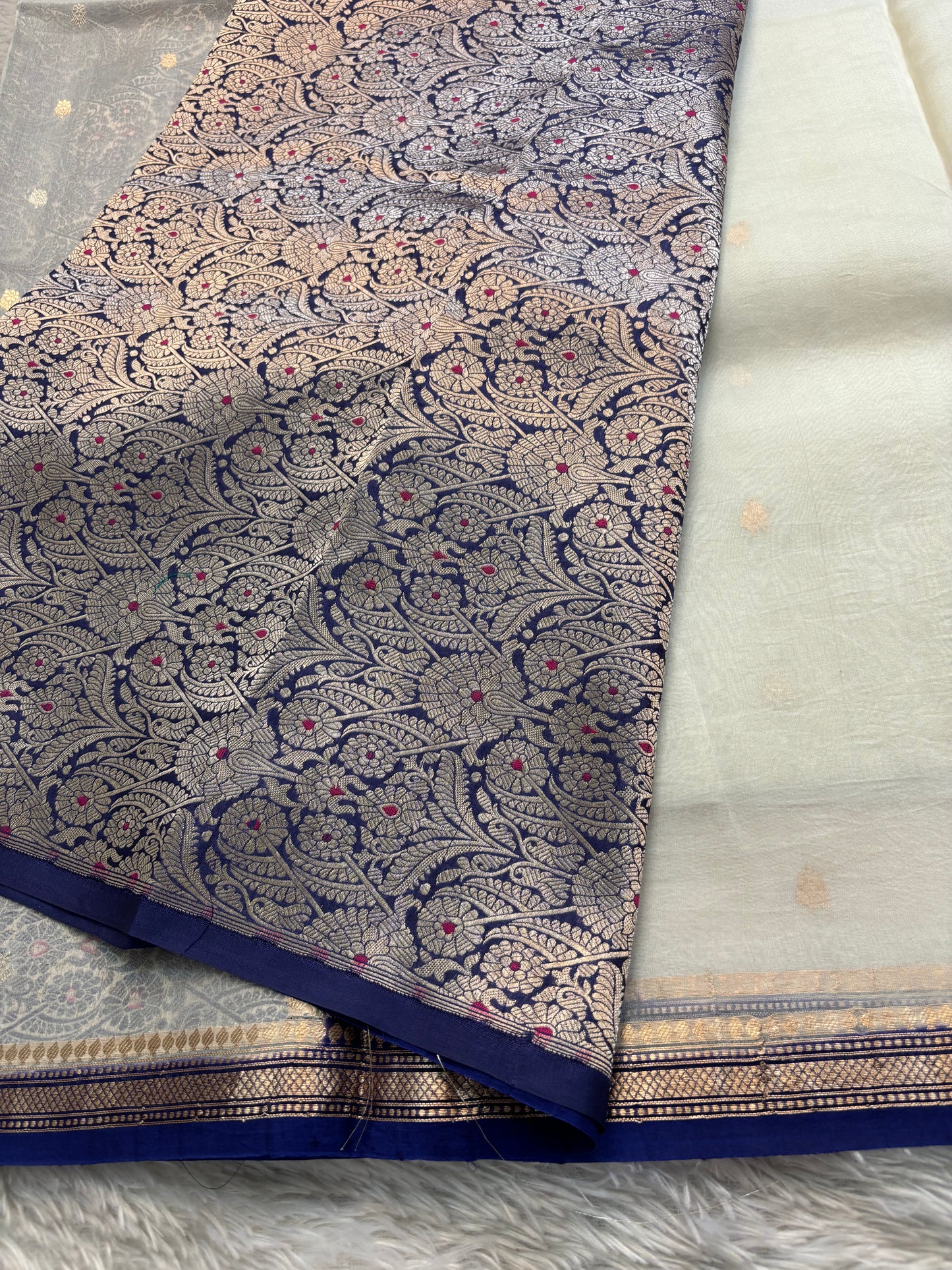 Ishani (2D) : Off white-navy blue