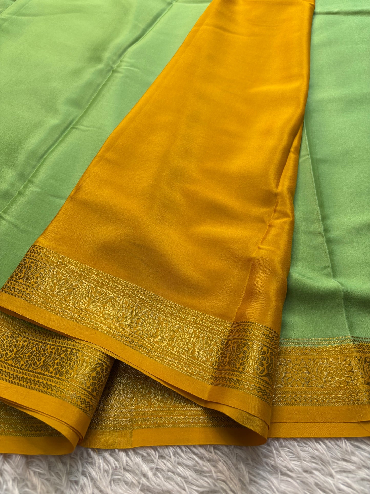 Anagha (2D) : Pista green-golden yellow