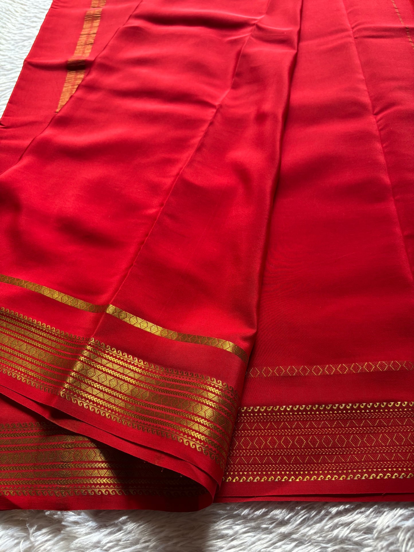Vanaja : Solid Red