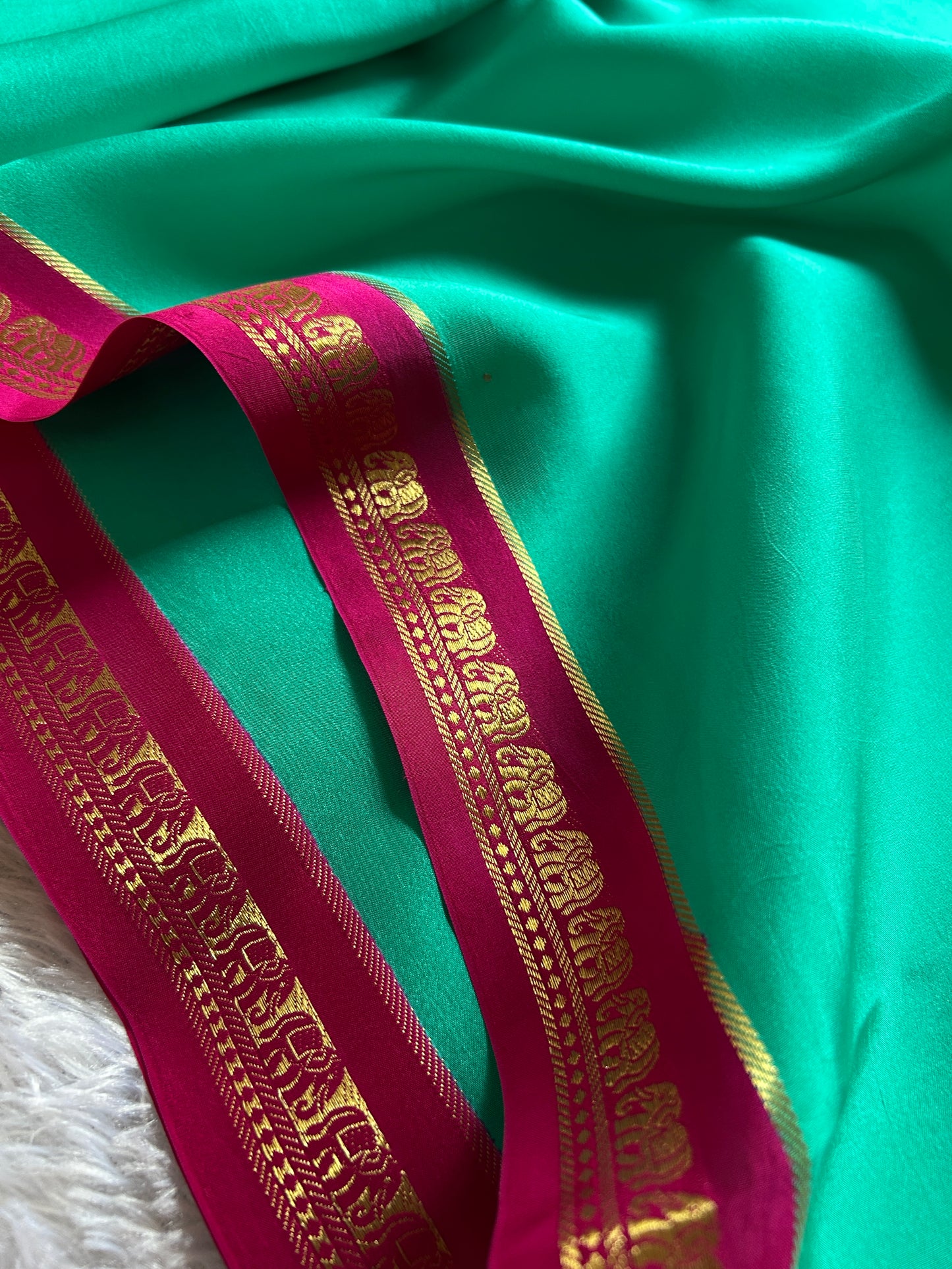 Gowri (2D) : Turquoise-pink