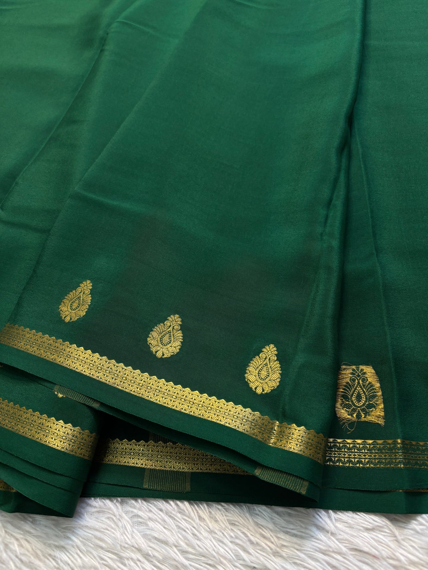 Swathi : Solid Bottle green