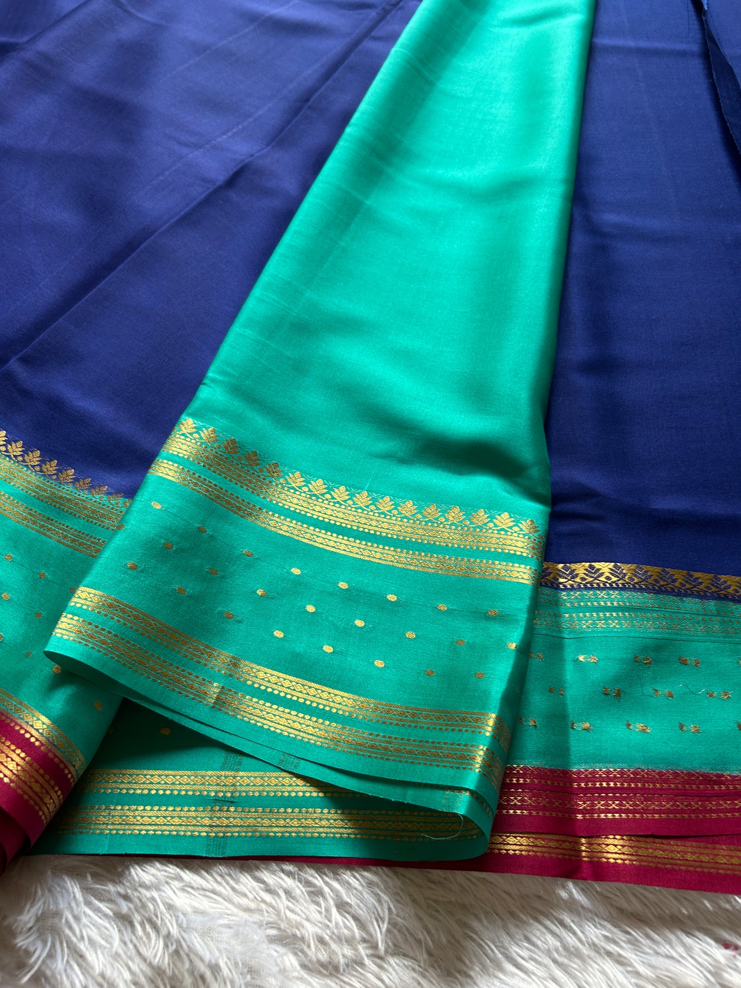 Drishti (3D) : Dark blue-turquoise-pink