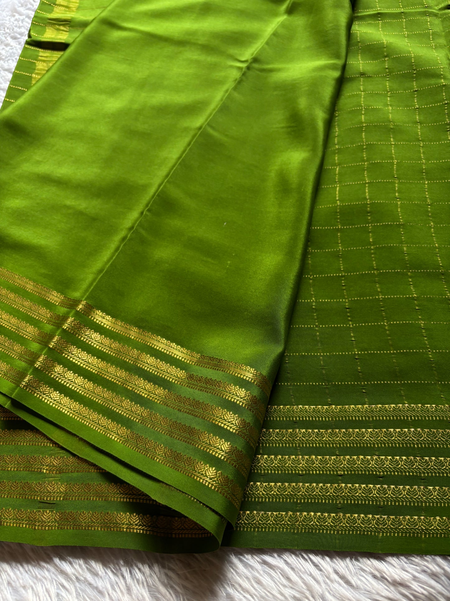 Charuni : Solid Mehendi green
