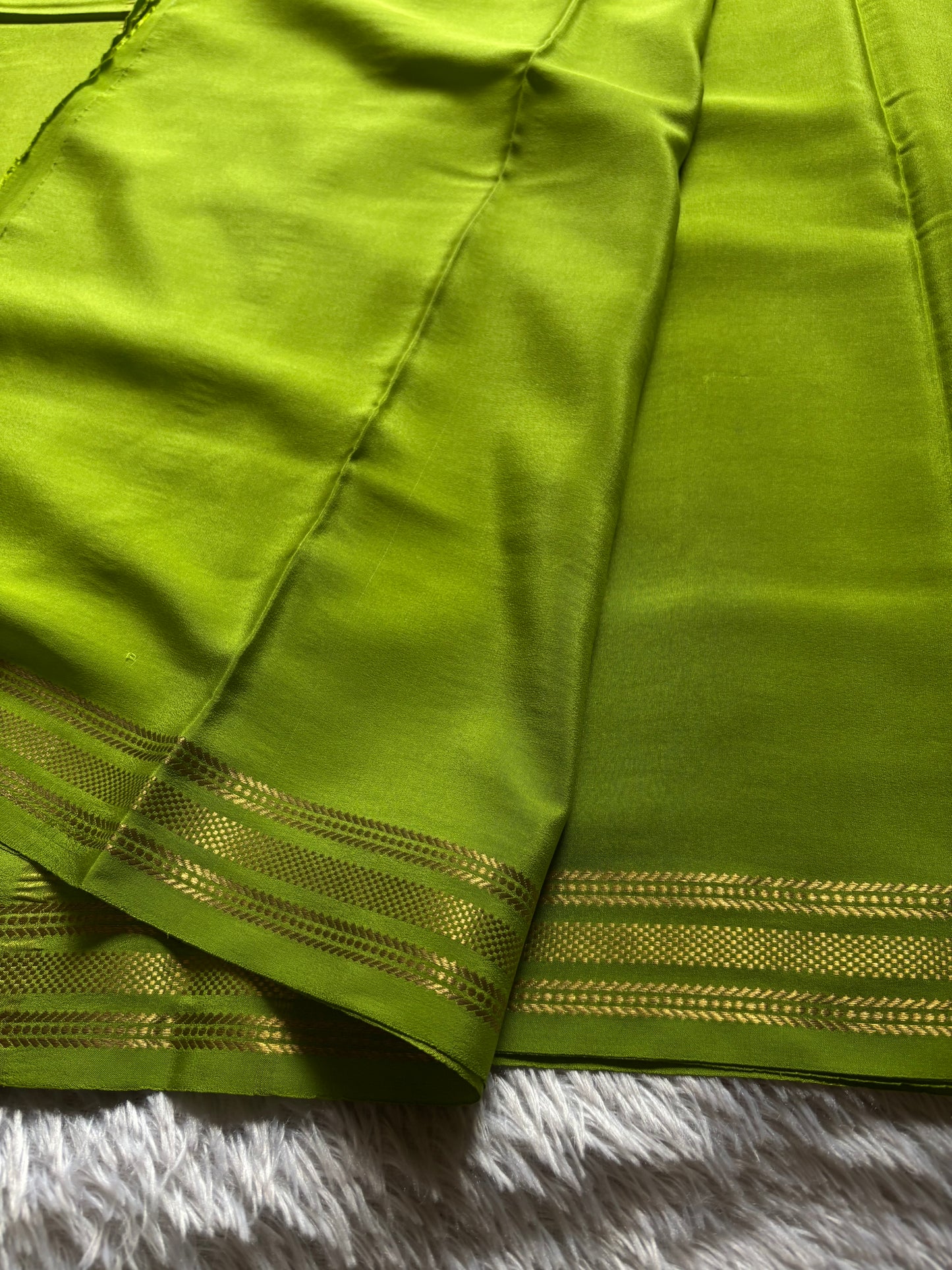 Unnathi : Solid Mehendi green