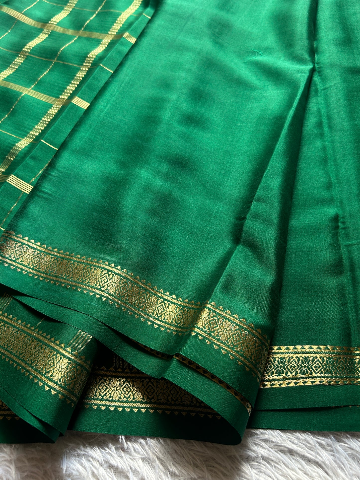 Savithri : Solid Bottle green