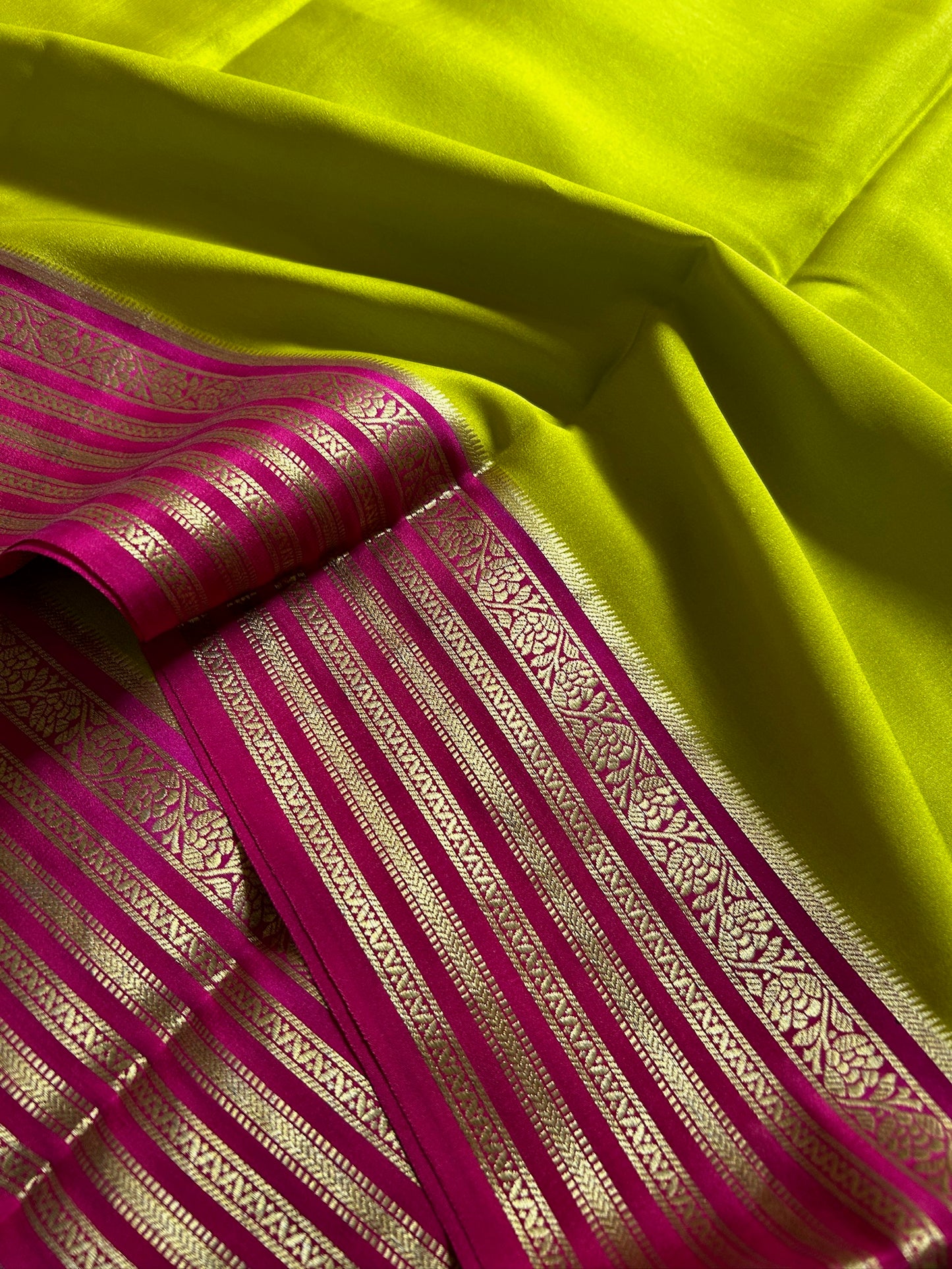 Kala (2D) : Mehendi green-pink