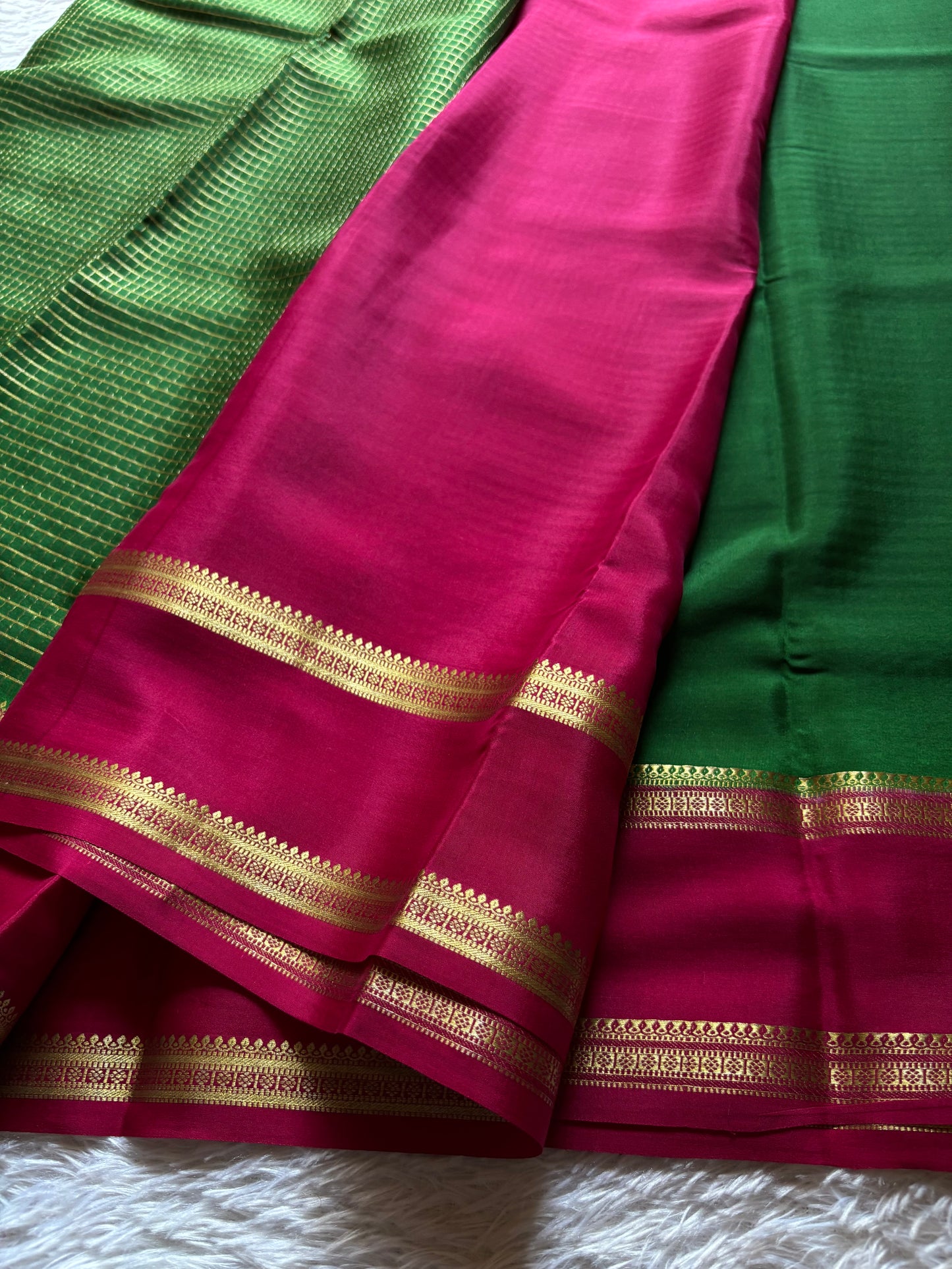 Himani (2D) : Dark green-dark pink
