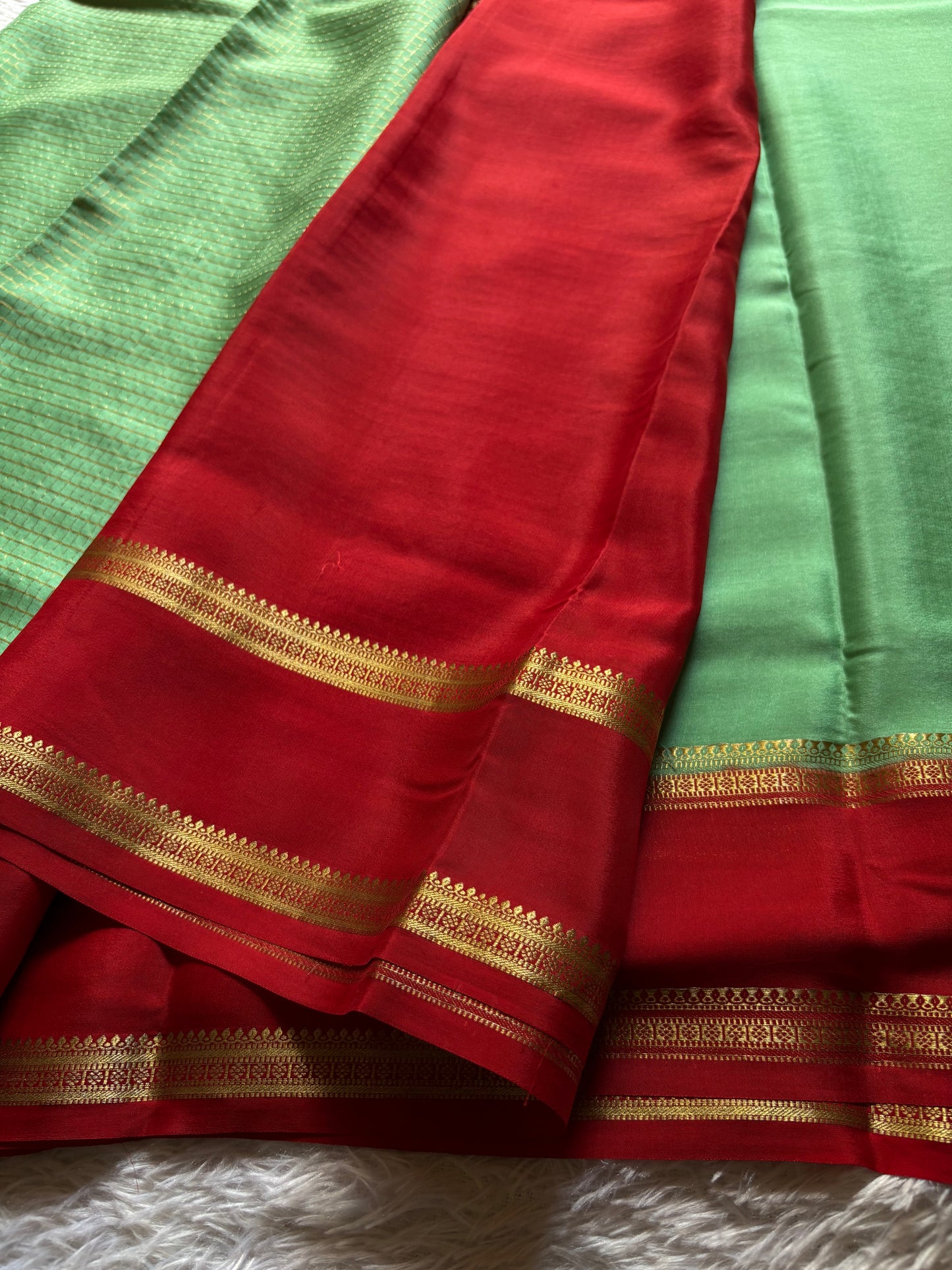 Himani (2D) : Mint green-red