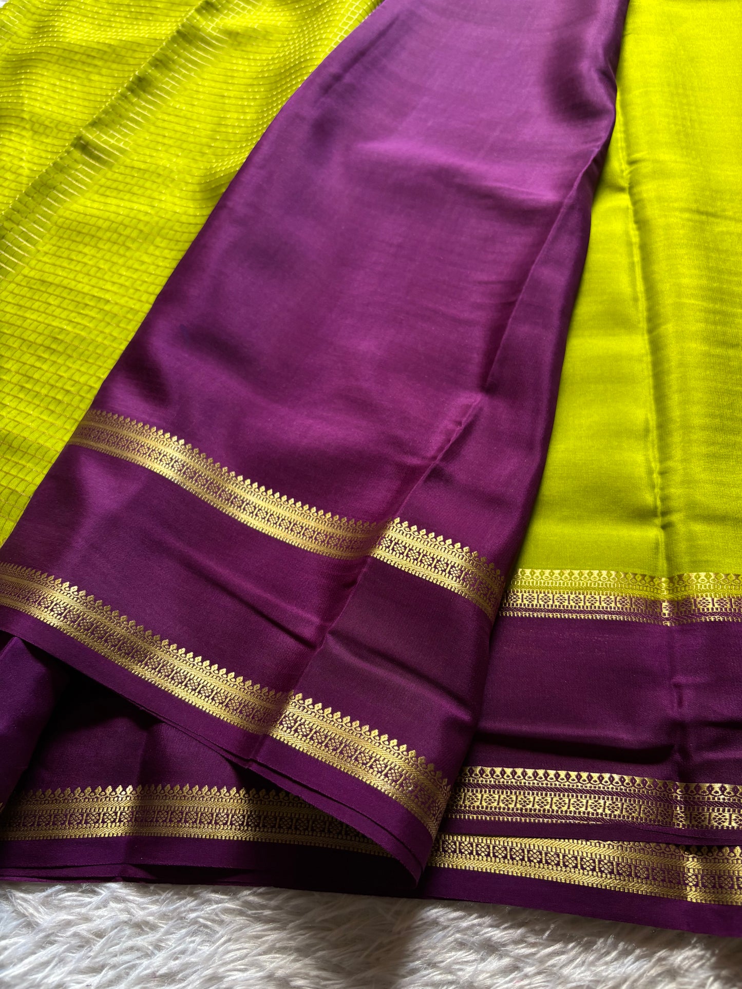 Himani (2D) : Olive-dark magenta