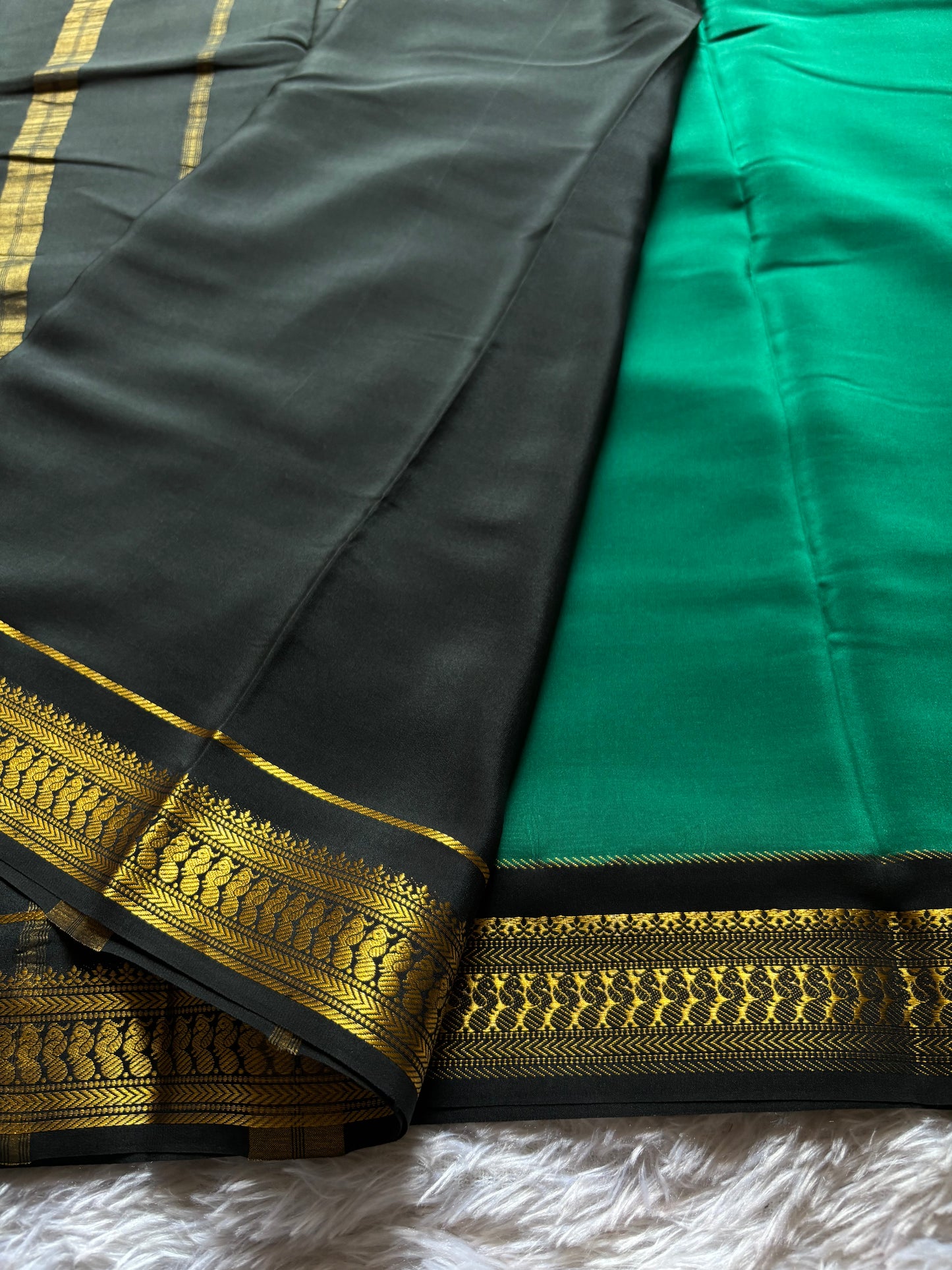 Mayuri (2D) : Emerald green-black