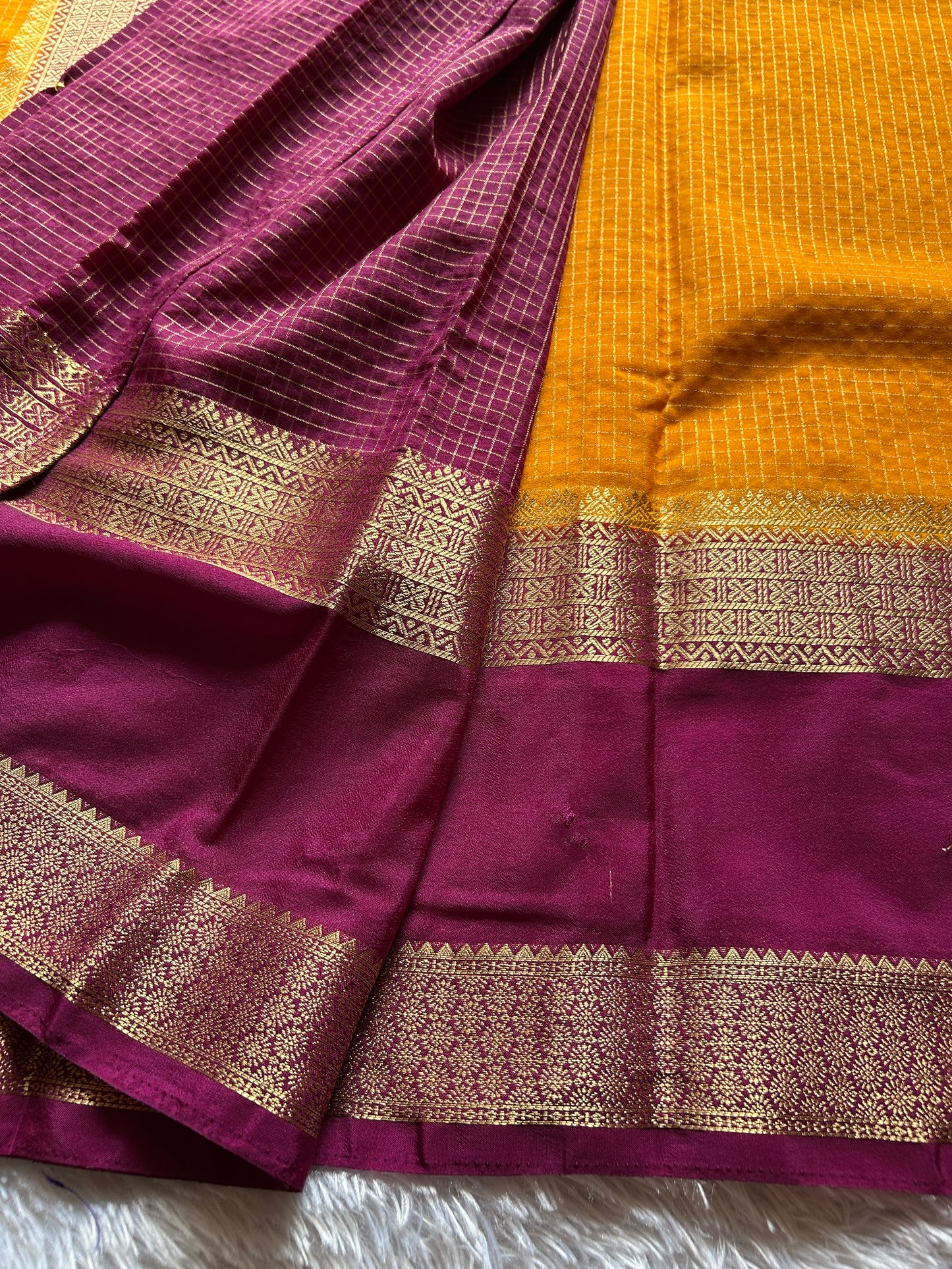 SS105 (2D) : Golden yellow-maroon