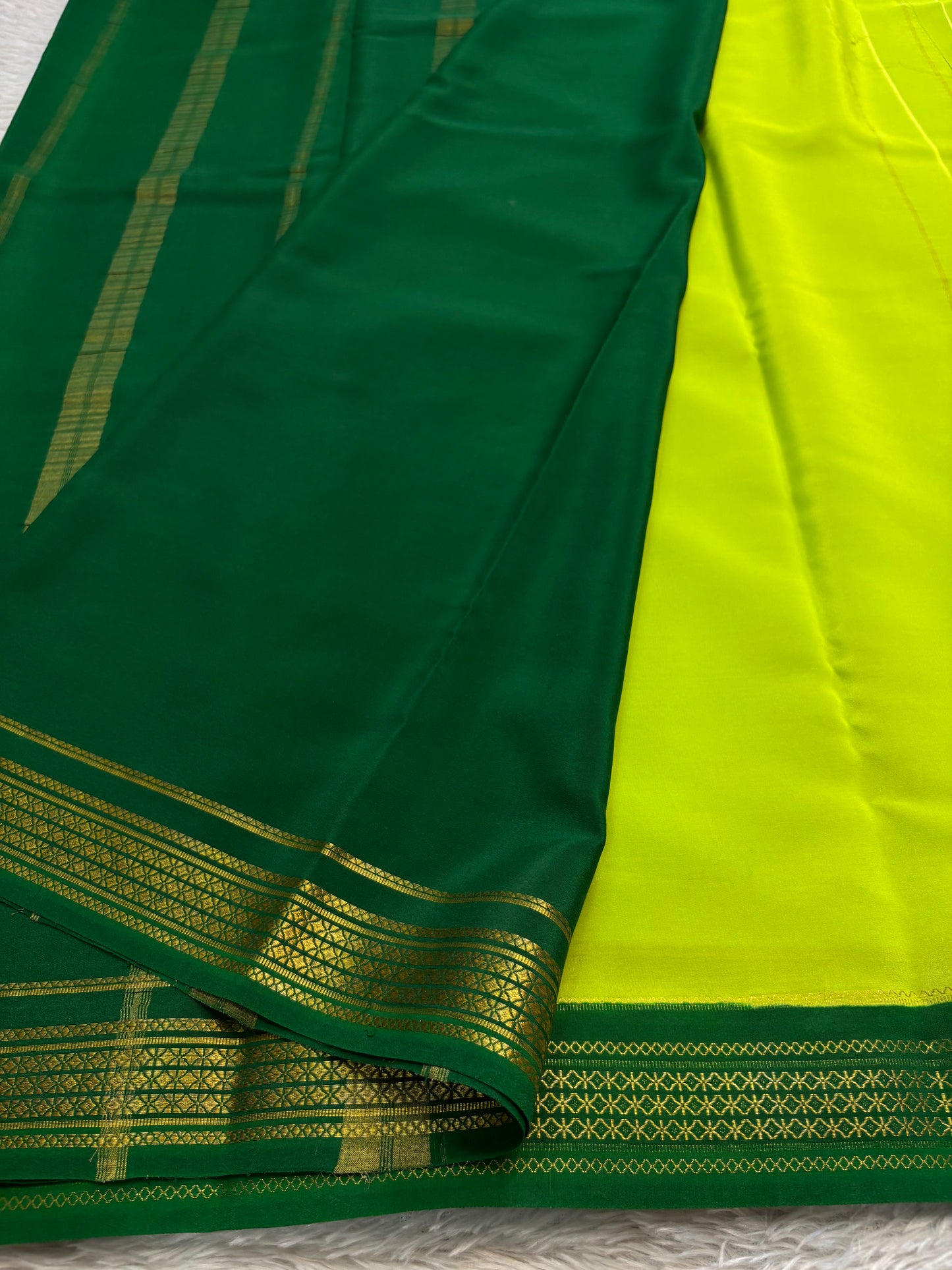 Vasavi (2D) : Lime green-bottle green