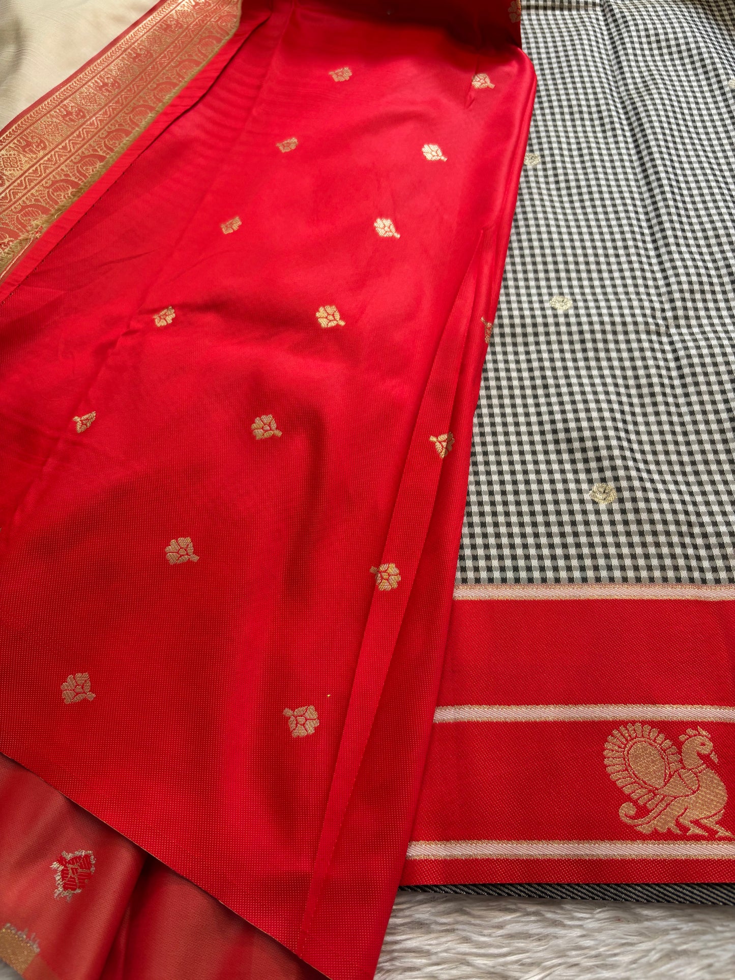 NYD136 (2D) : Grey-red