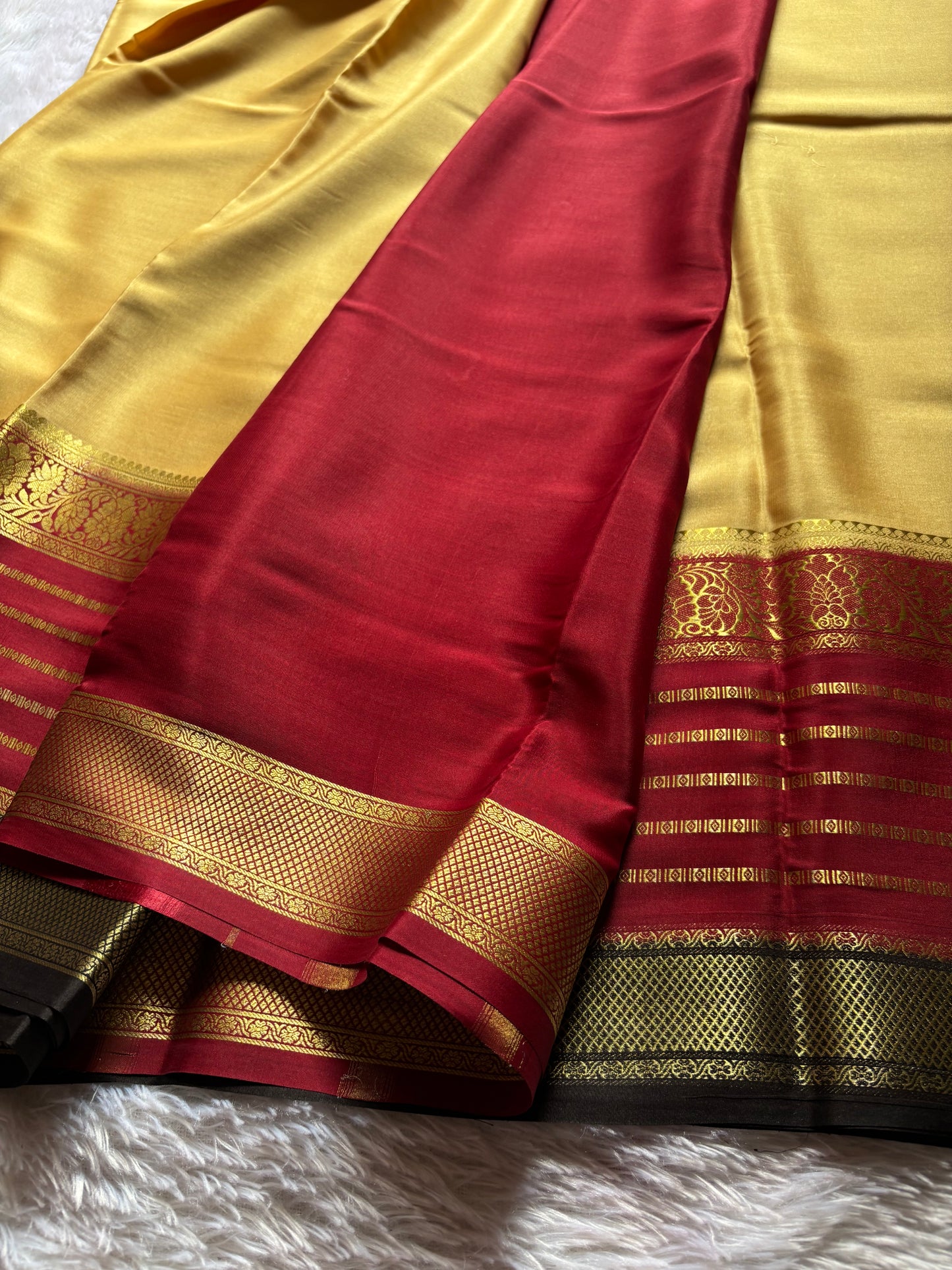Sindhu (3D) : LIght gold-maroon-black
