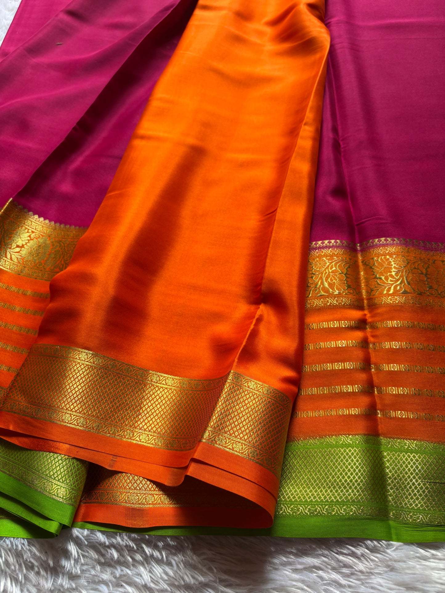 Sindhu (3D) : Dark pink-orange-green
