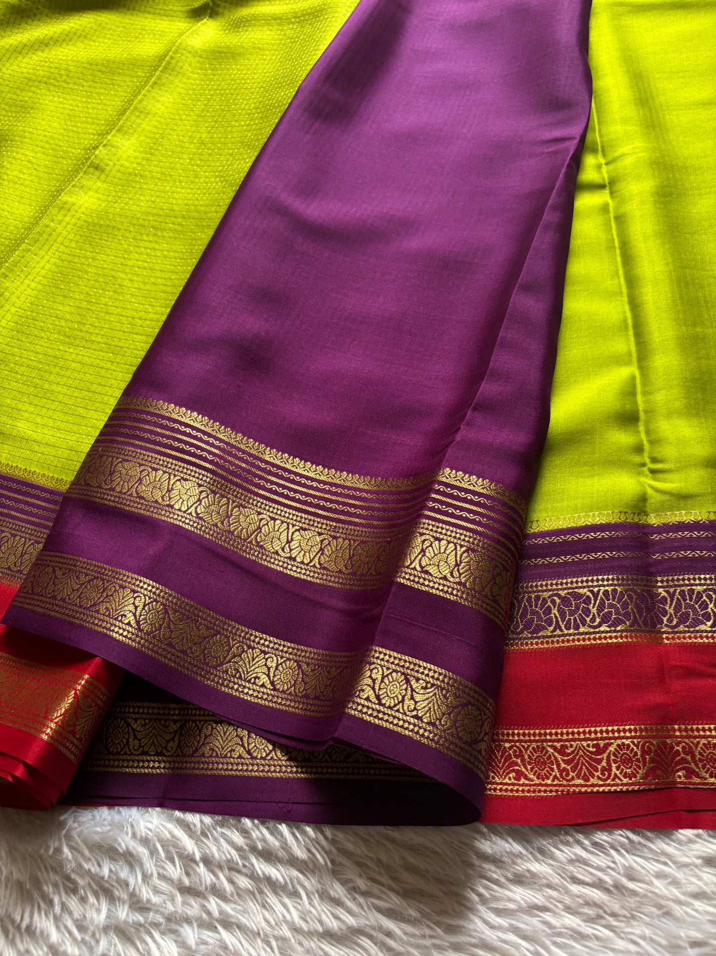 Gayatri (3D) : Mehendi green-dark magenta-red