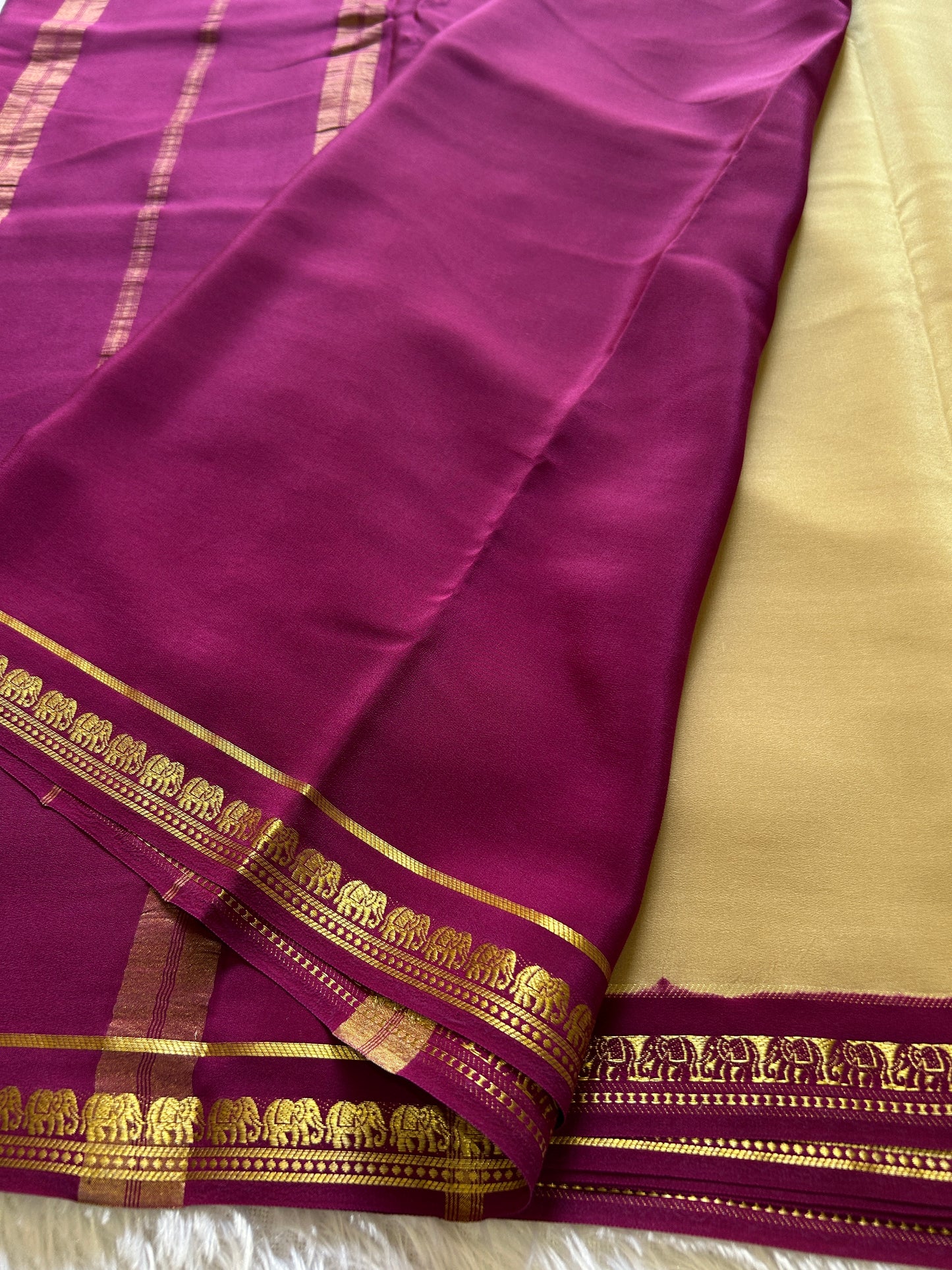 Gamani (2D) : Creamish beige-dark magenta