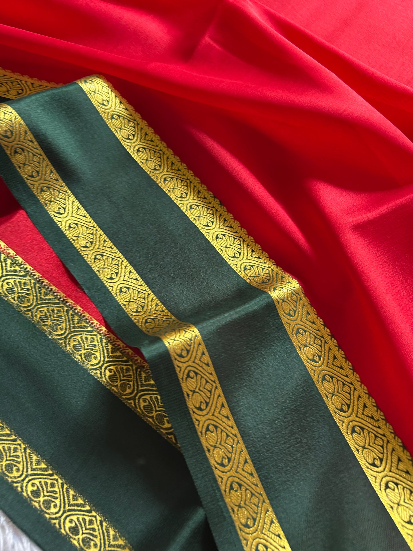 Vinaya (2D) : Red-bottle green