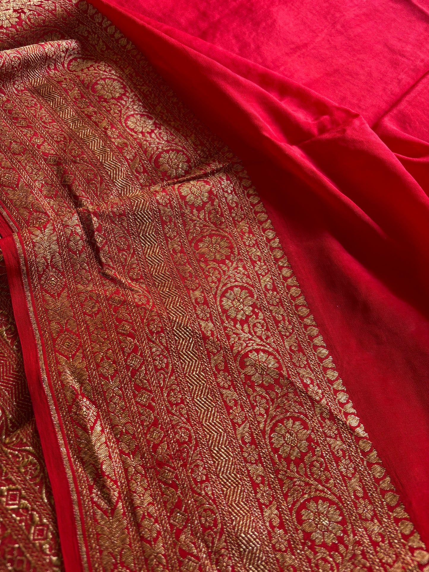 Nadhiya : Solid Red