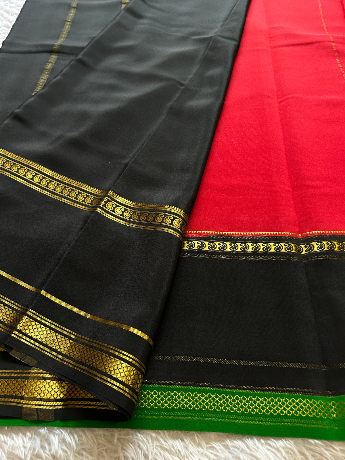 Triguna (3D) : Red-black-green