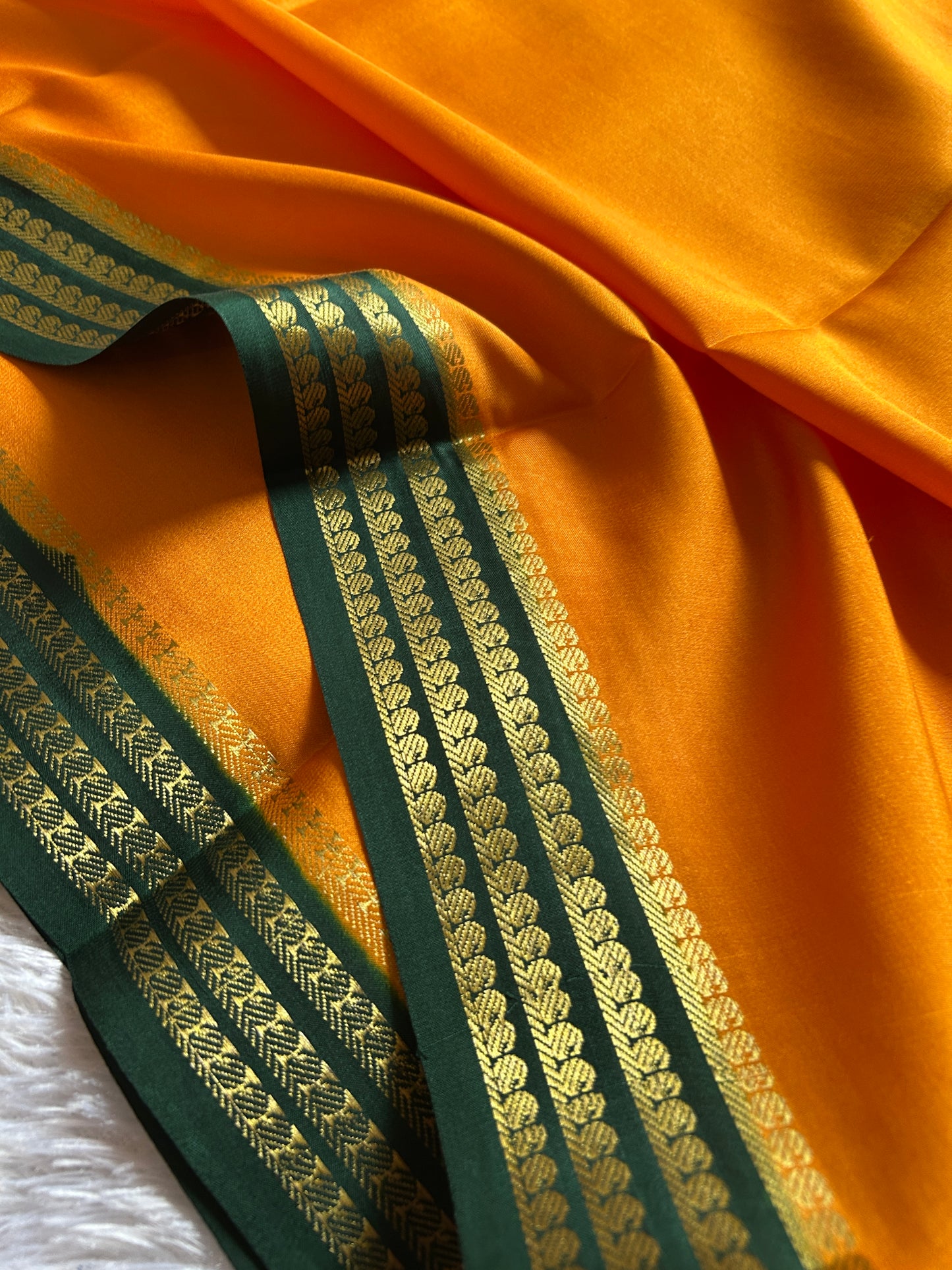 Aragini (2D) : sunset yellow-bottle green