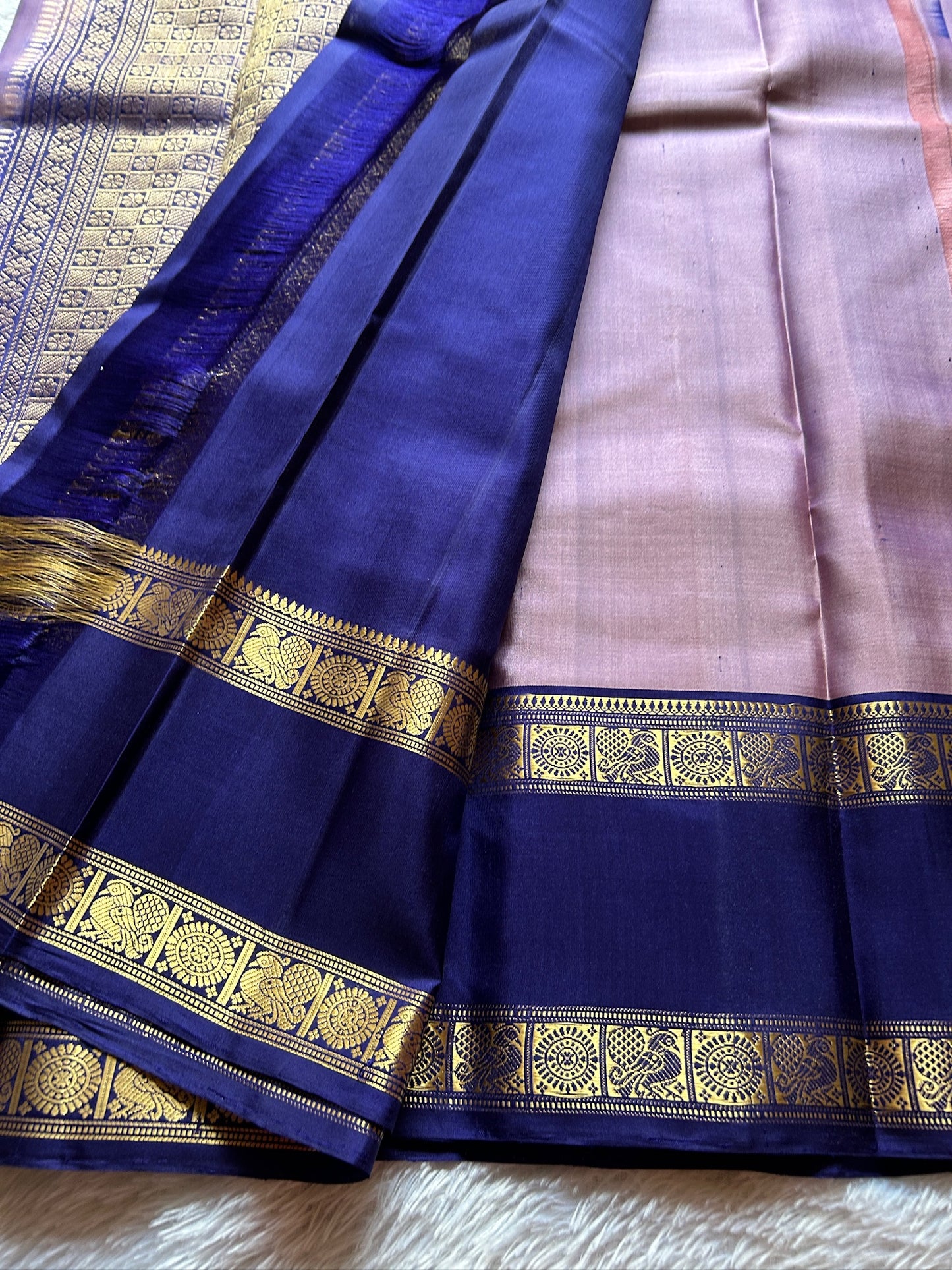 Lakshmi (2D) : Light Onion pink - Dark Blue
