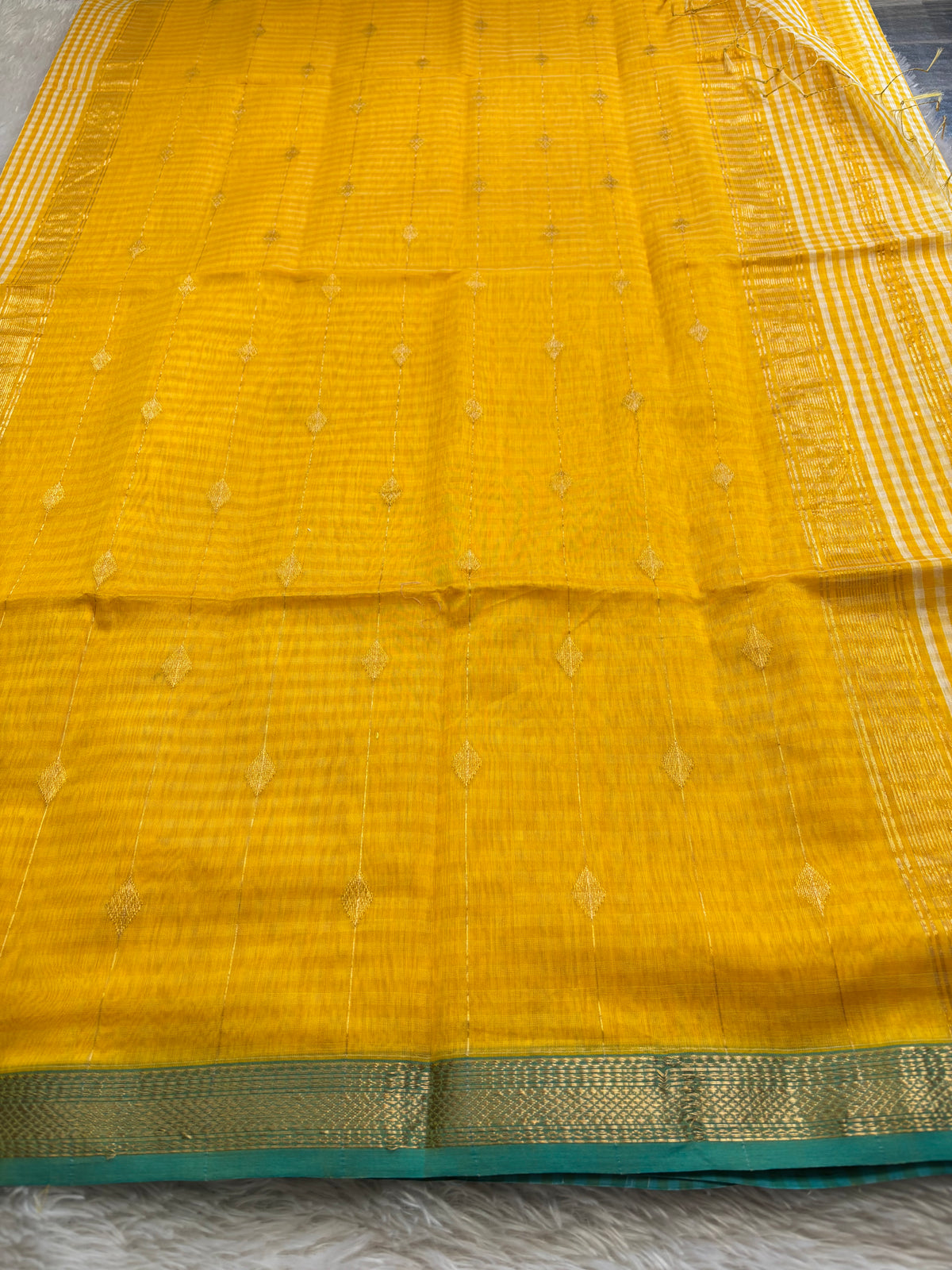 MCS104 (2D) : Yellow-off white