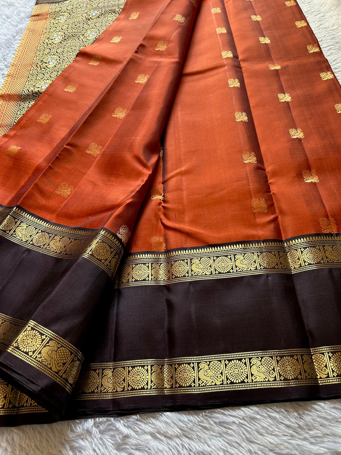 Lakshmi (2D) : Rust-chocolate brown