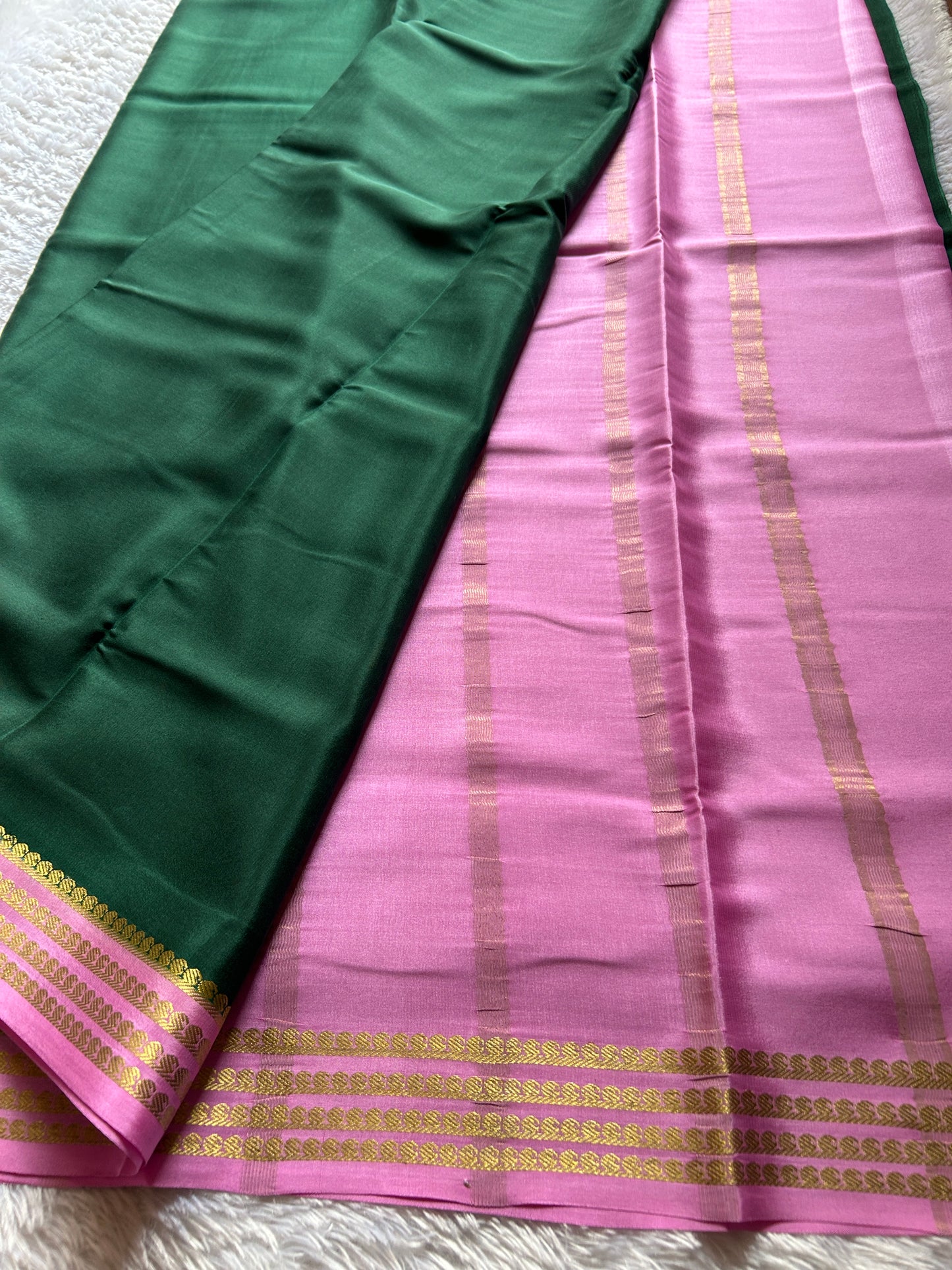 Aragini (2D) : Dark green- Baby Pink