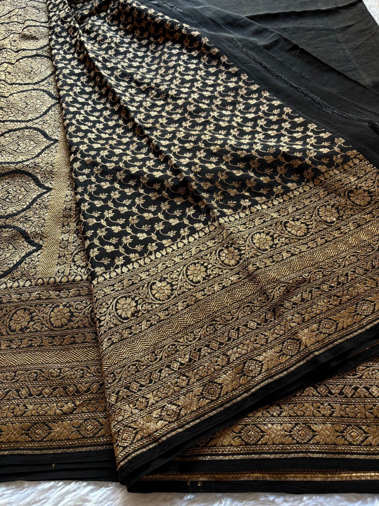 Nadhiya : Solid Black