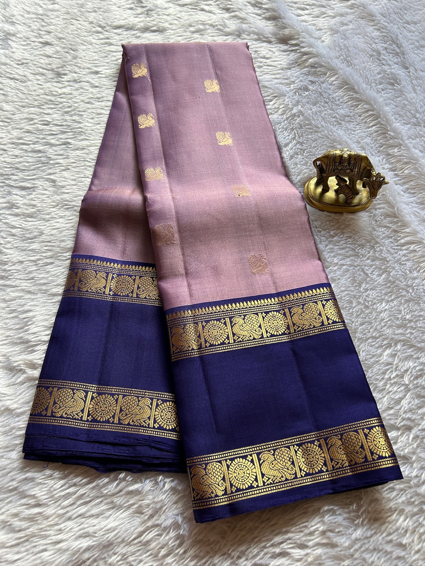 Lakshmi (2D) : Light Onion pink - Dark Blue