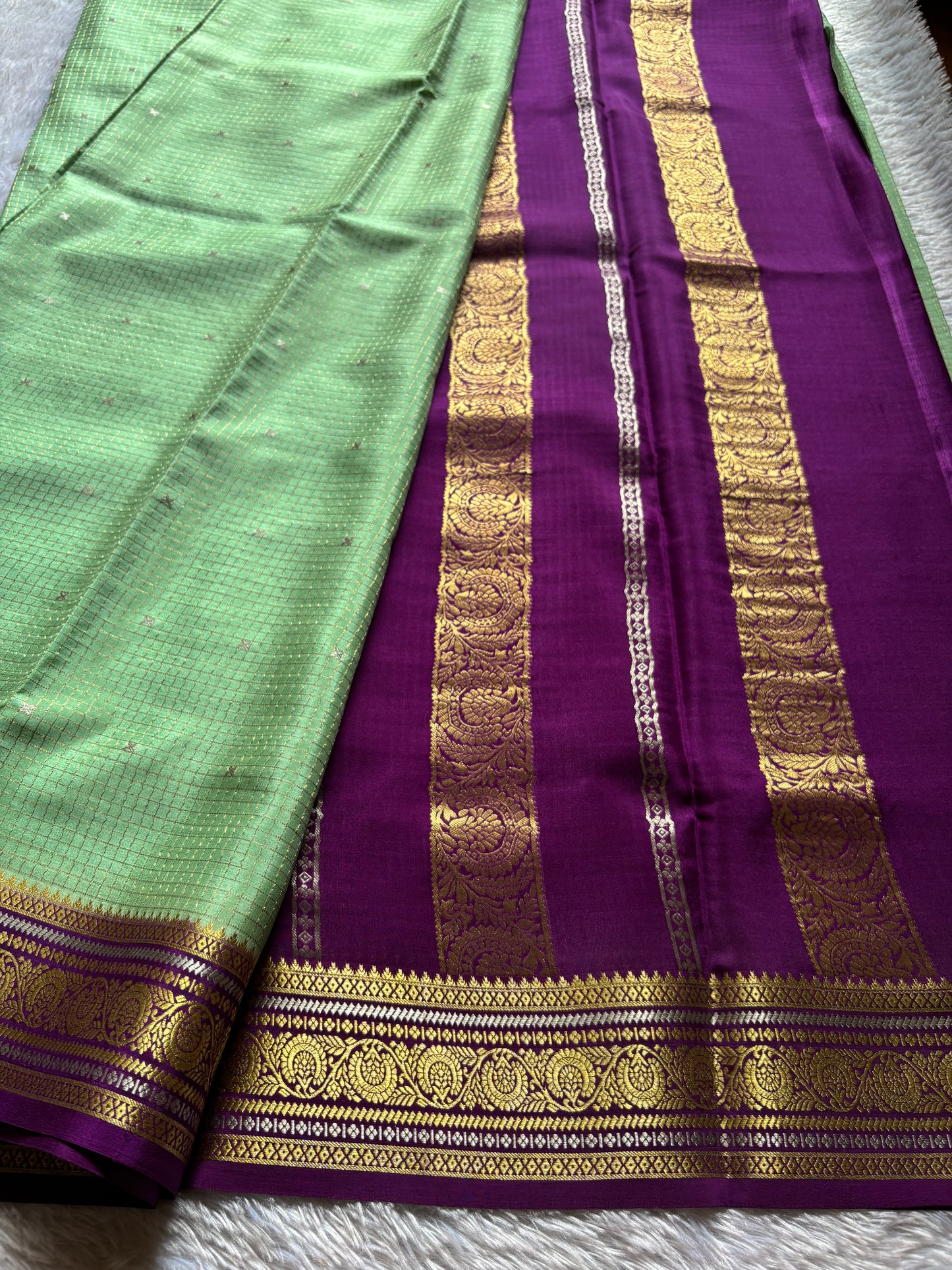 Haasini (2D) : Pista green-dark magenta